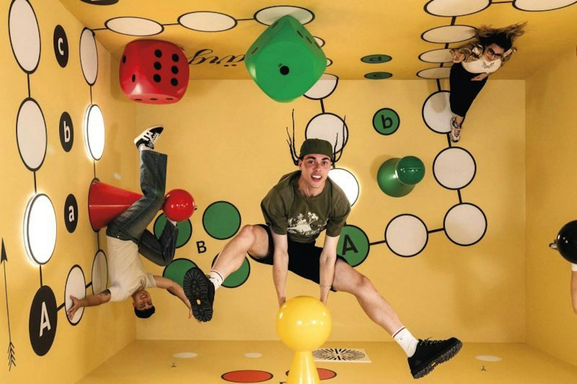 Im Upside Down Berlin geht es nicht ums Zuschauen – hier gestaltest Du mit und entdeckst neue Seiten an Dir! Komm als Besucher, geh als Künstler!