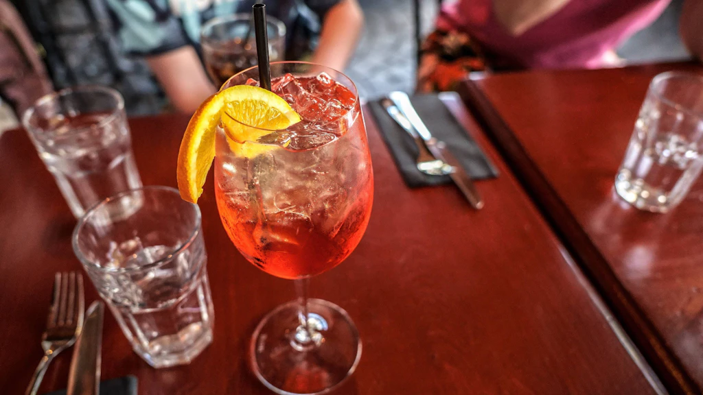 Neue Bar in Marzahn lockt zur Eröffnung mit Sonderangebot: Schnaps unter 1 Euro