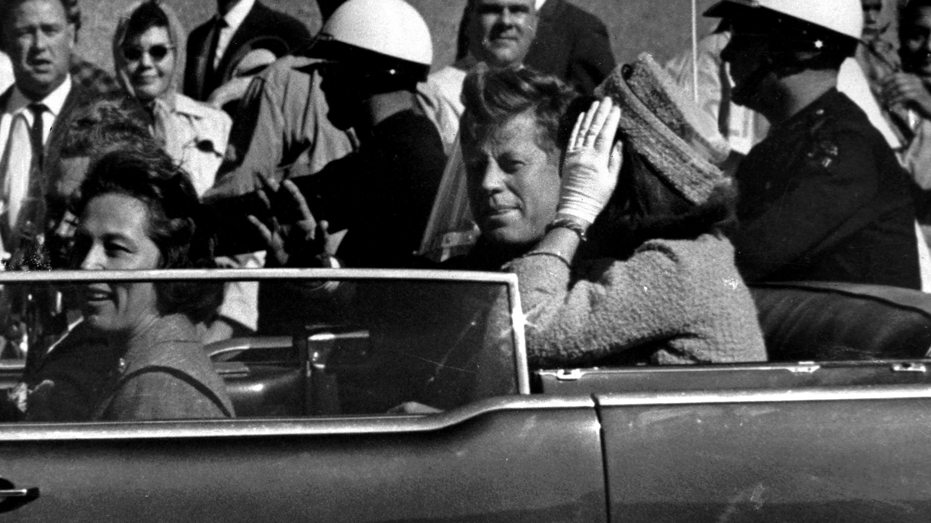 Der damalige US-Präsident John F. Kennedy zusammen mit seiner Frau, First Lady Jacqueline, weniger Minuten vor den tödlichen Schüssen in Dallas am22. November 1963.