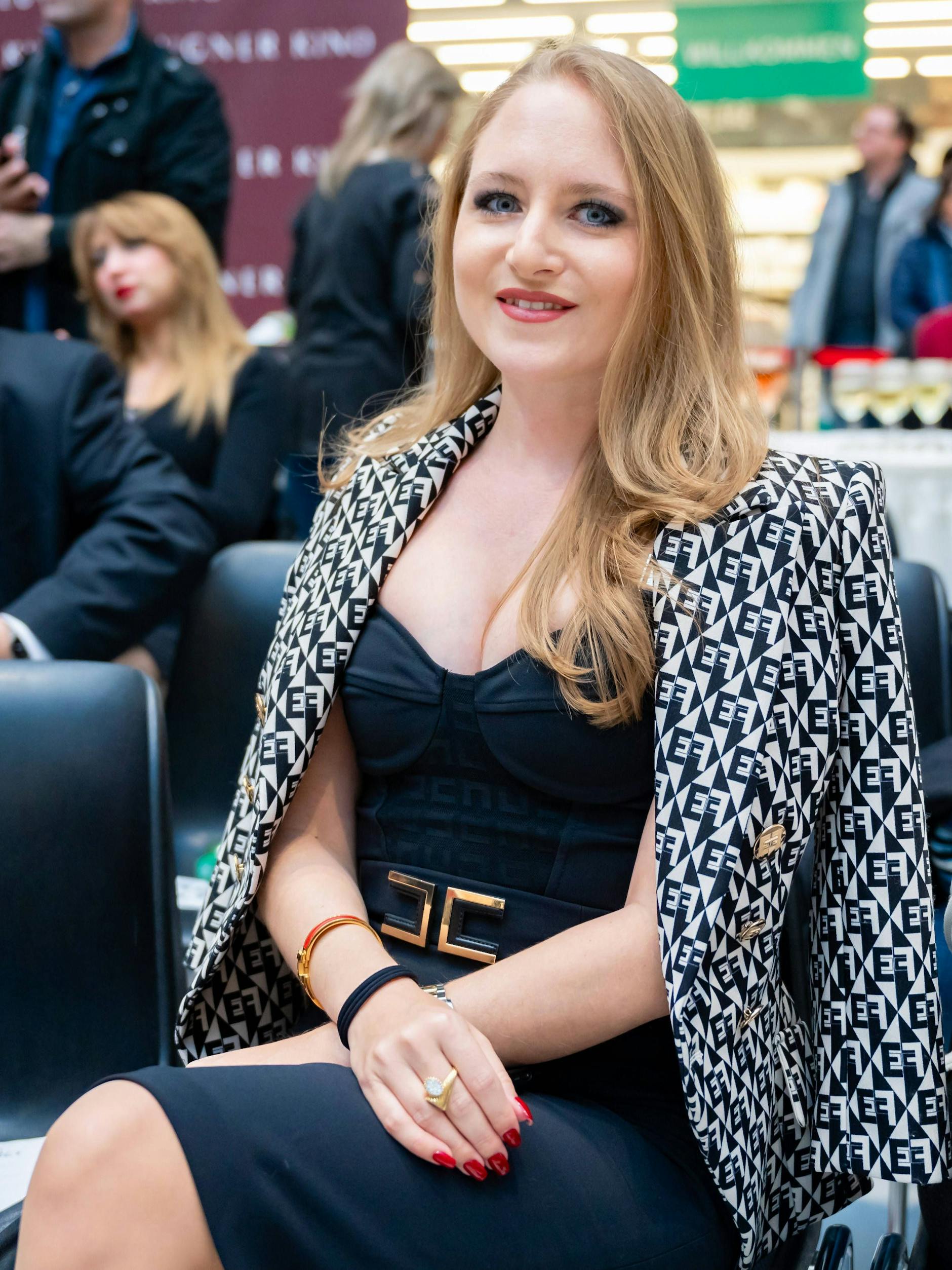 Jacqueline Lugner macht wohl der Witwe ihres Vaters das Leben schwer.