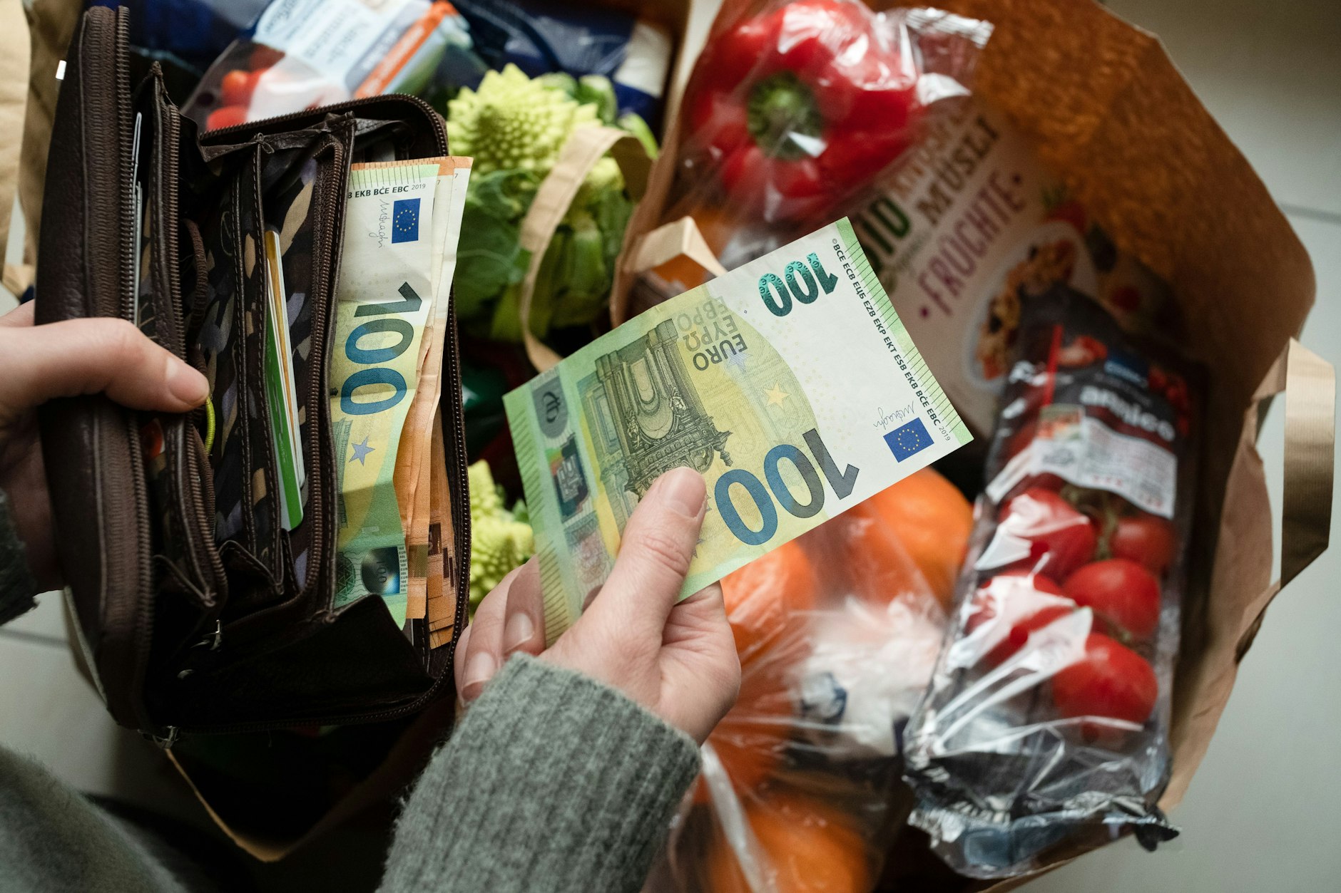 Zeit ist Geld: Die richtige Supermarktfiliale kann den lästigen Gang zum Geldautomaten ersparen.