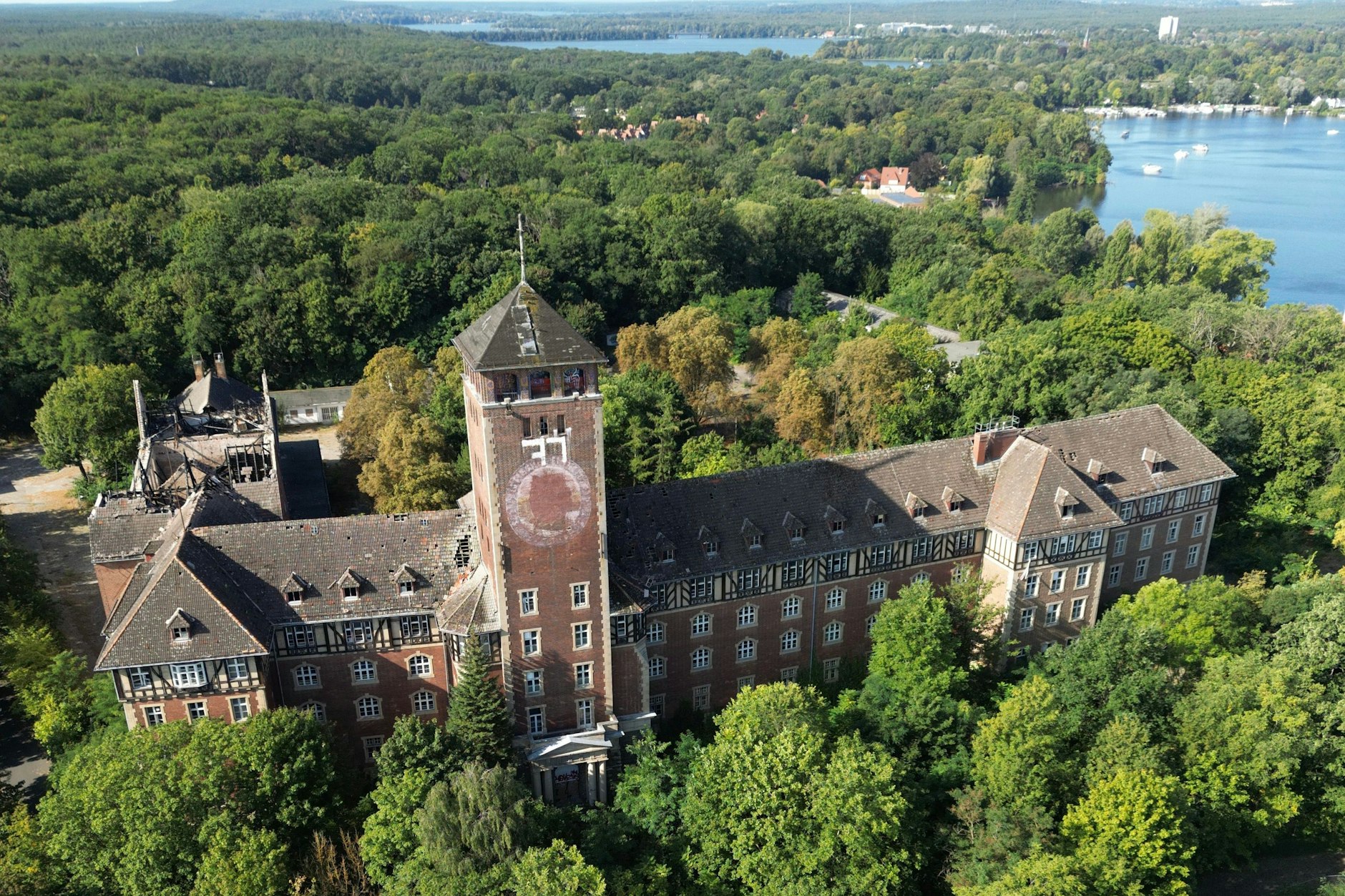 Der alte SED-Kreml: Das Backsteingebäude thront hoch über Potsdam, umrahmt von Wäldern und der Havel.
