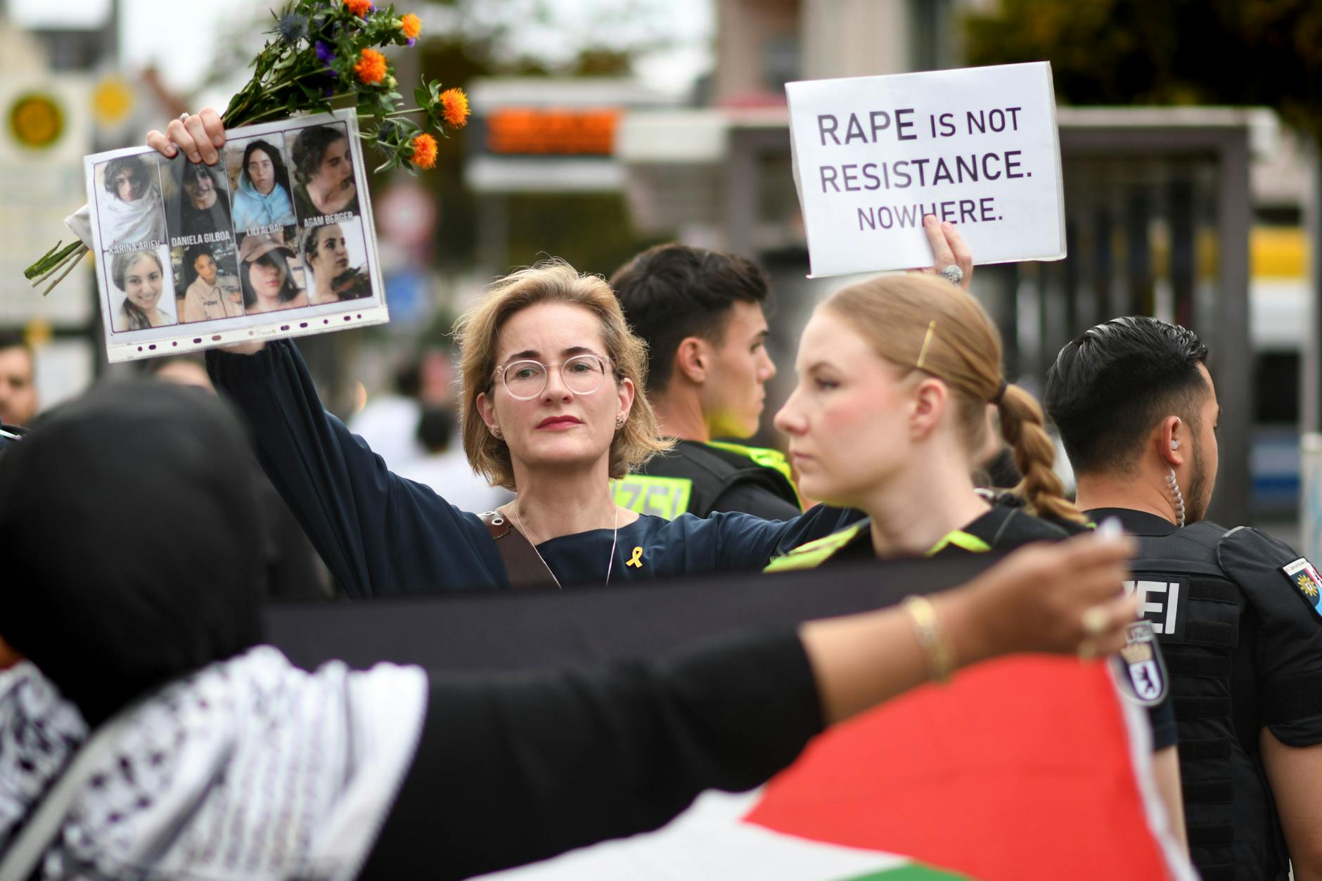 Karoline Preisler protestiert immer wieder am Rande von propalästinensichen Demos.