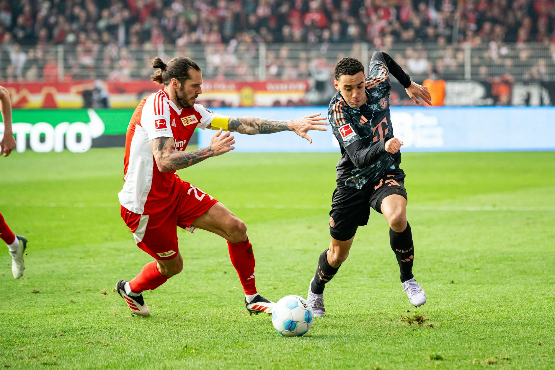 Gleich bringt Unions Christopher Trimmel Bayerns Jamal Musiala mit einem leichten Rempler aus dem Takt.