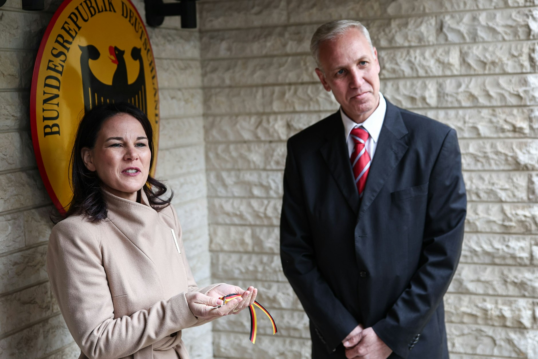 Syrien, Damaskus: Annalena Baerbock (Bündnis 90/Die Grünen), Bundesaußenministerin, bekommt den Schlüssel für die deutsche Botschaft von Amer Nahhas, dem Lokalbeschäftigten der Botschaft, ausgehändigt.