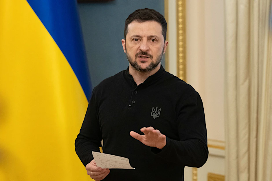 Der ukrainische Präsident Wolodymyr Selenskyj spricht während eines Briefings in Kiew.