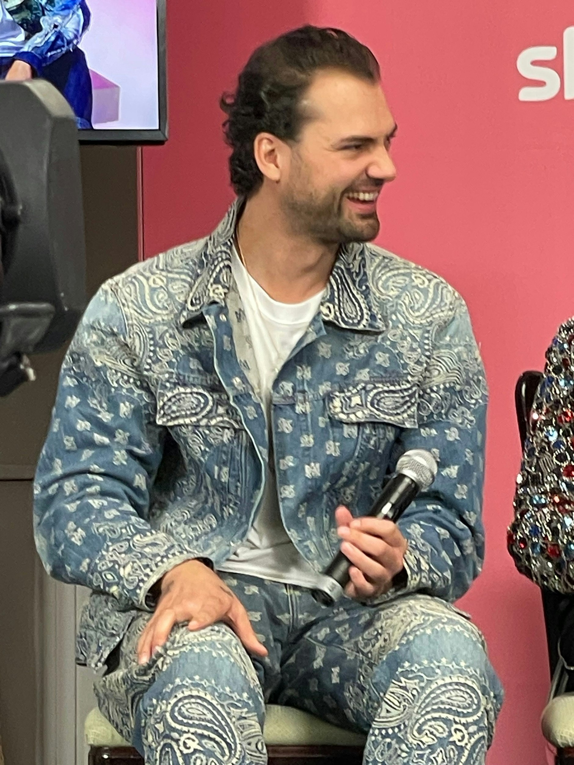 Jimi hat beim Pressetalk beste Laune.