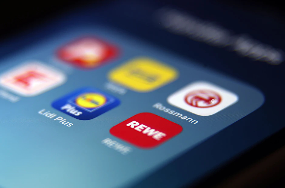 Apps der Handelsketten Penny, Ikea, Rossmann, Kaufland, Lidl und Rewe sind auf dem Display eines iPhone zu sehen.