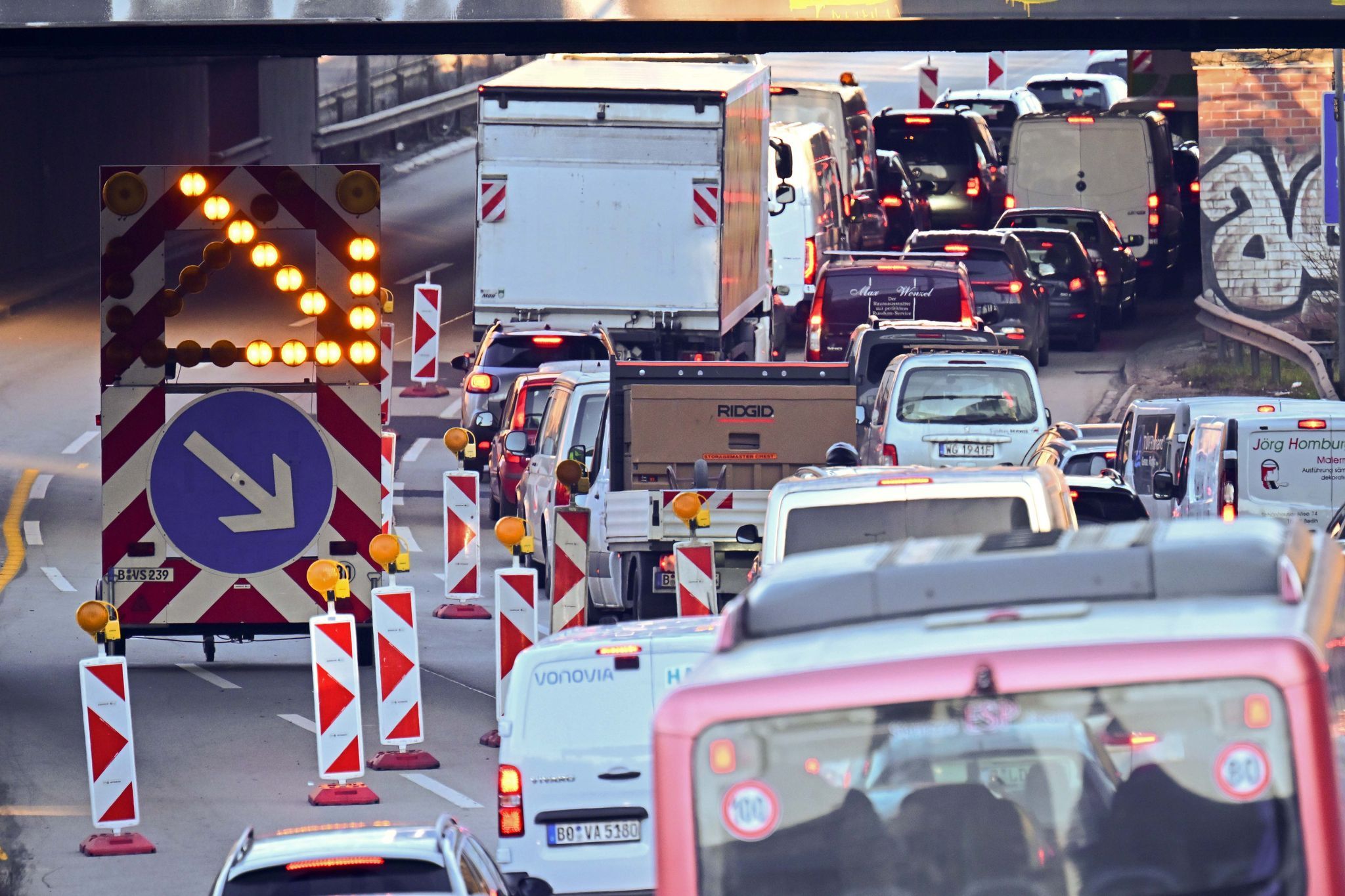 UPDATE: Brücken-Vollsperrung: A100 im Stau-Chaos – das tut der Senat