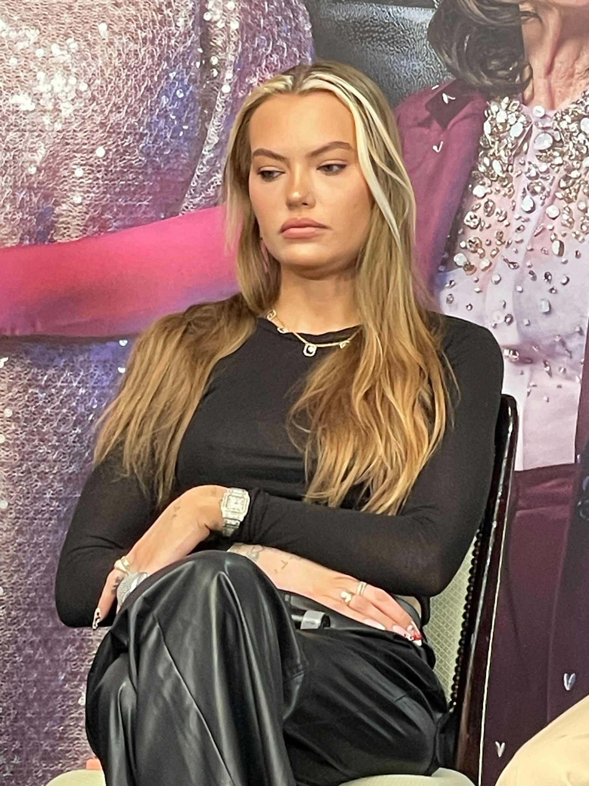 Cheyenne scheint im Gegensatz zu Jimi etwas niedergeschlagen zu sein.