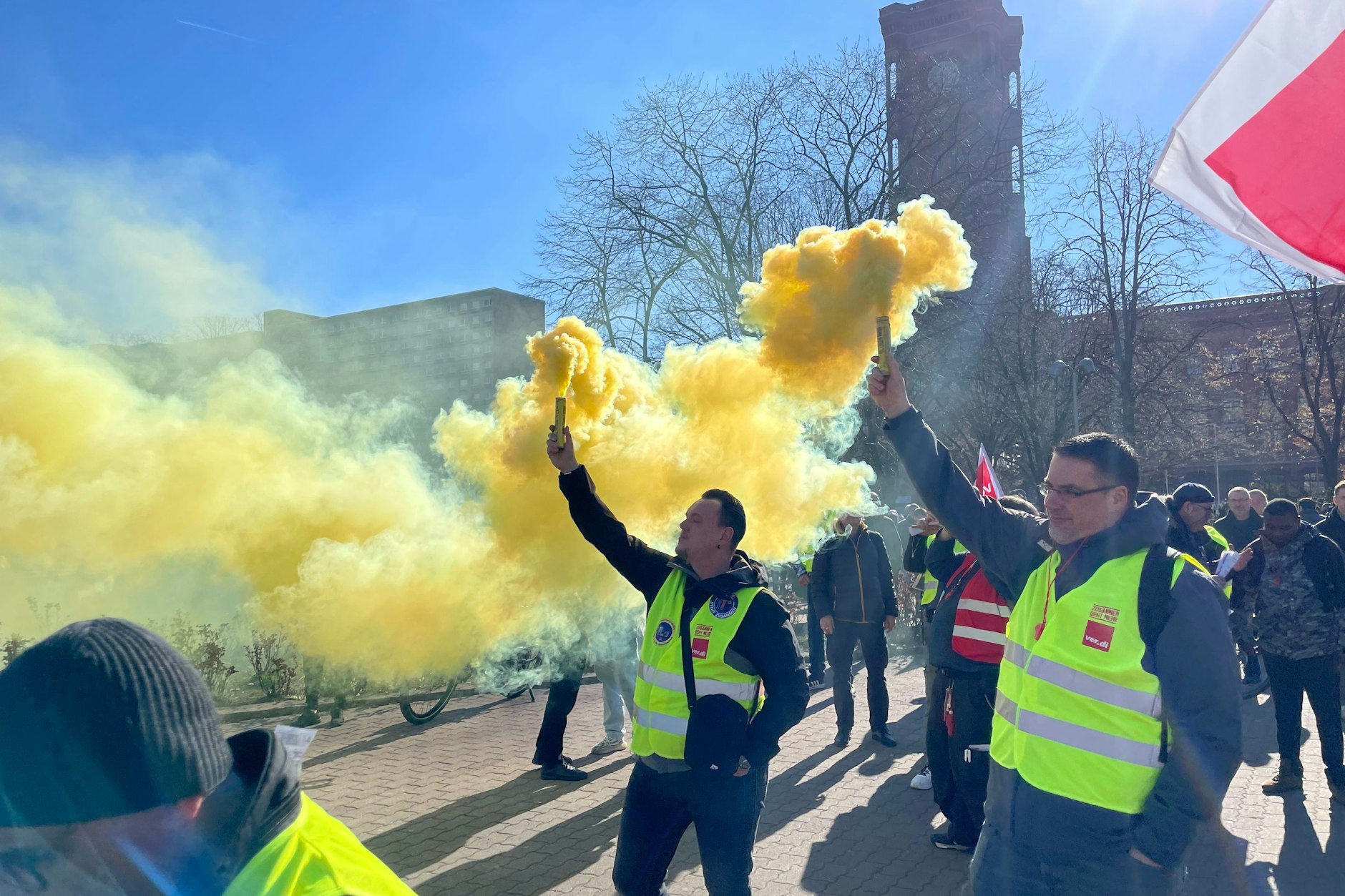 Streikende zünden vor dem Roten Rathaus bengalische Feuer.
