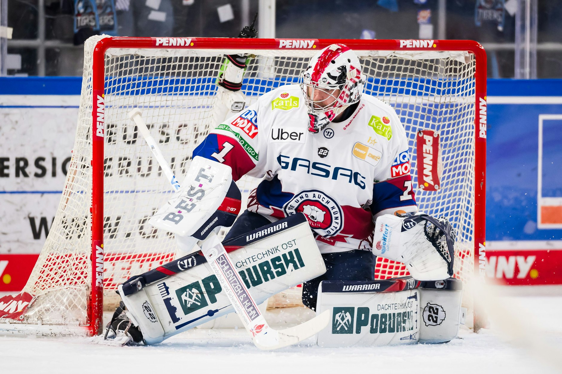 Jonas Stettmer macht sich im Tor der Eisbären ganz breit, lässt kaum Platz für einen Puck.