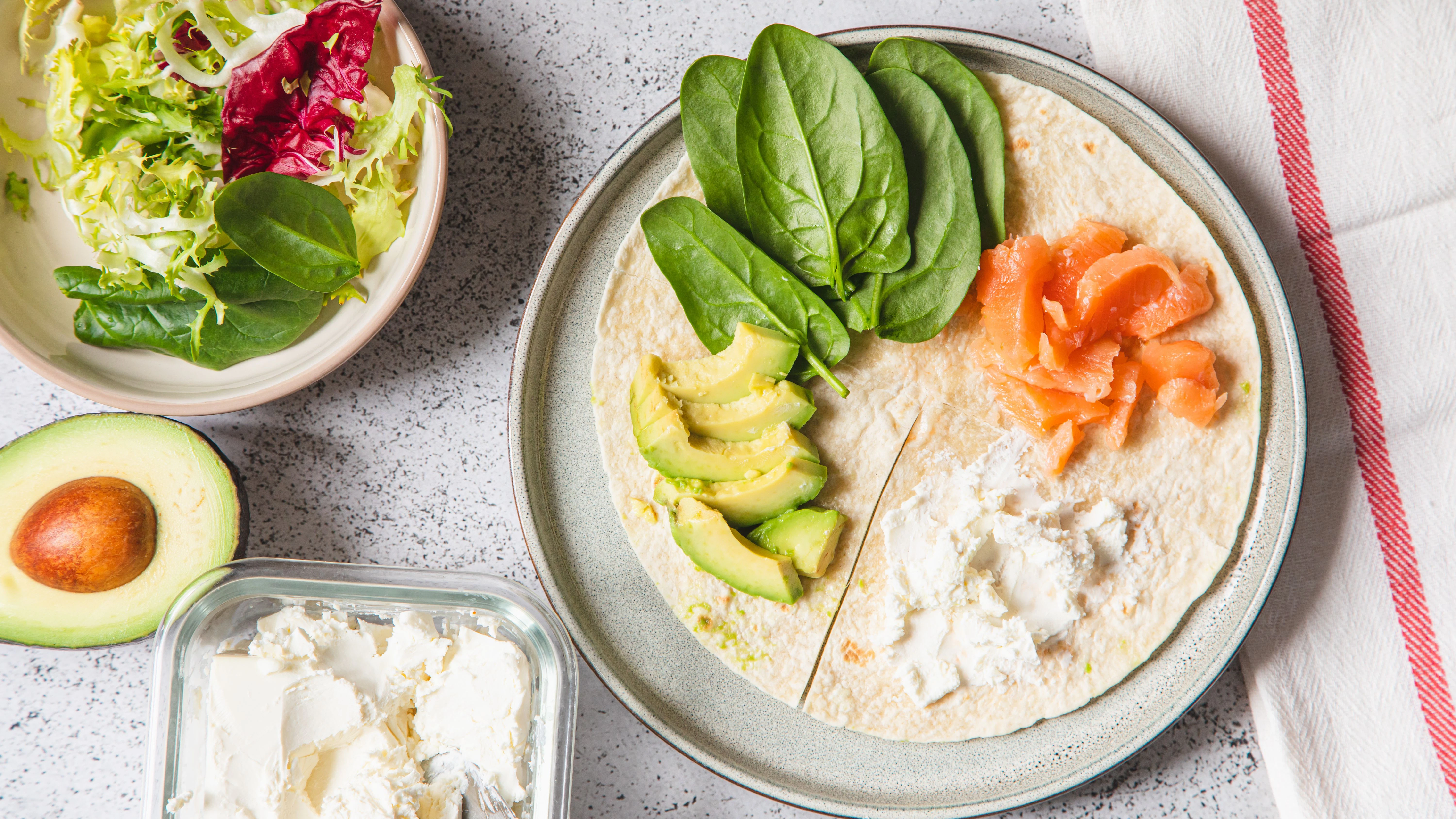 Schnelles Abendbrot gefällig? Probieren Sie mal einen Avocado-Lachs-Wrap. 