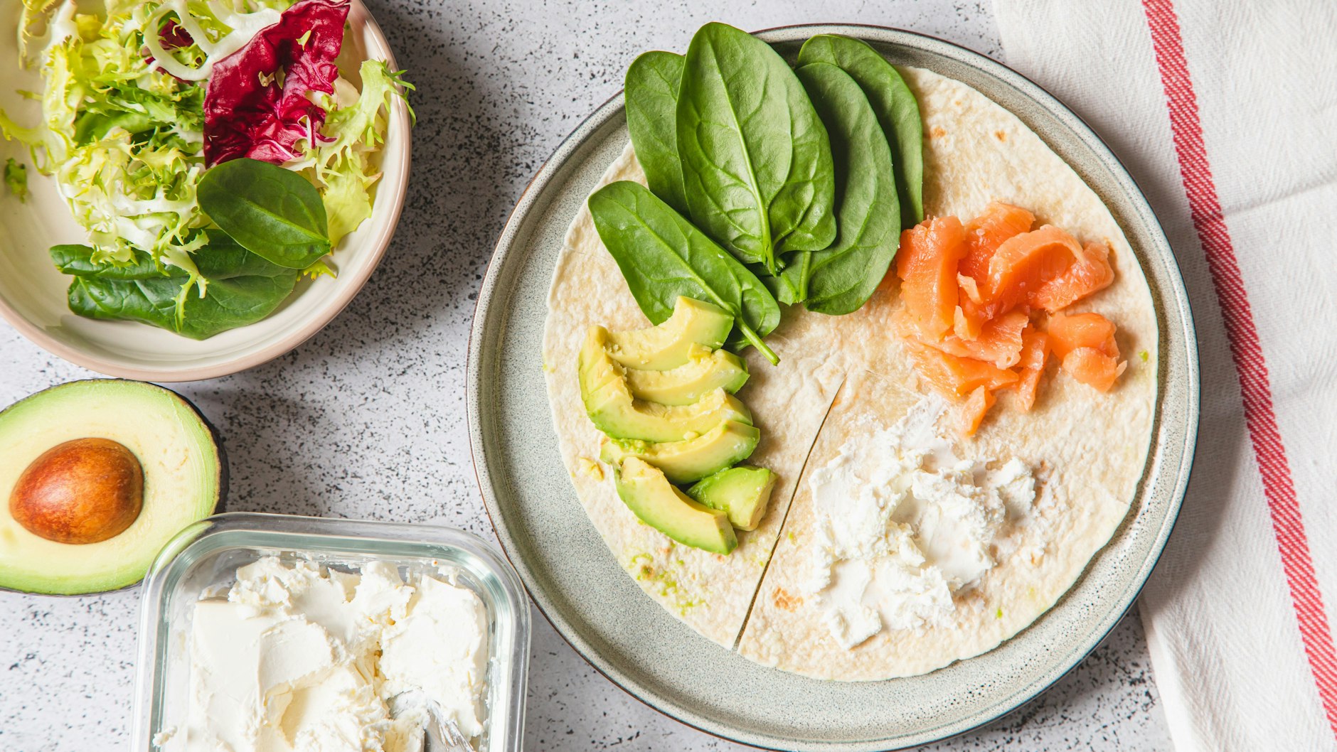 Schnelles Abendbrot gefällig? Probieren Sie mal einen Avocado-Lachs-Wrap. 