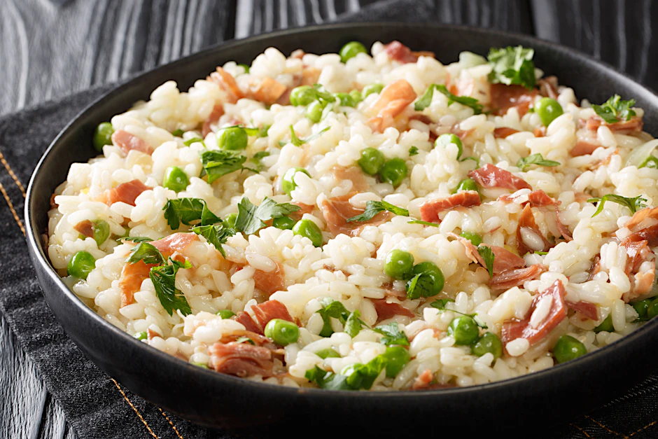 Risibisi wird aus Reis und Erbsen zubereitet und kann unter anderem mit Schinken verfeinert werden. Auch das einfache Rezept aus der DDR empfiehlt Schinken als Beigabe.