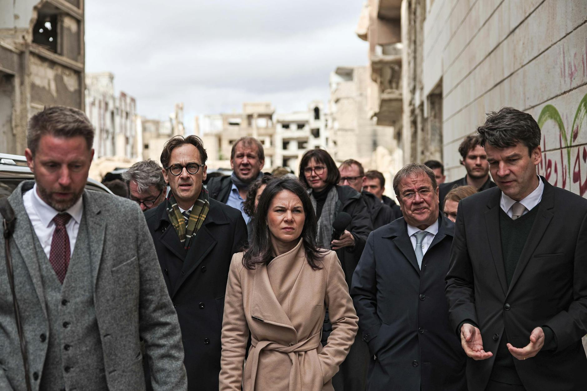 Annalena Baerbock (Bündnis 90/Die Grünen), Bundesaußenministerin, geht durch das zerstörte Stadtviertel Dschubar in Damaskus. Rechts neben ihr läuft Armin Laschet (CDU).