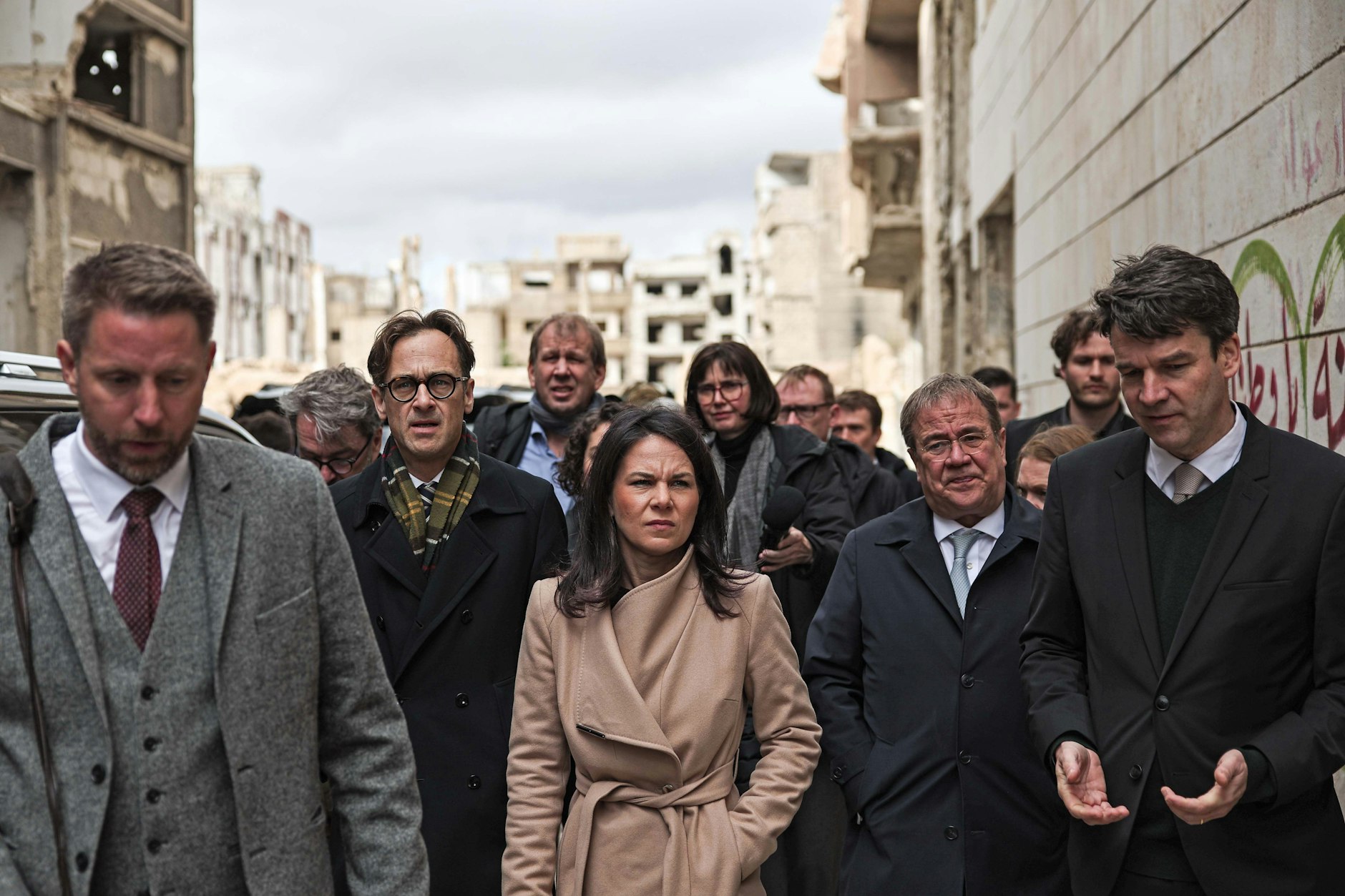 Annalena Baerbock (Bündnis 90/Die Grünen), Bundesaußenministerin, geht durch das zerstörte Stadtviertel Dschubar in Damaskus. Rechts neben ihr läuft Armin Laschet (CDU). 