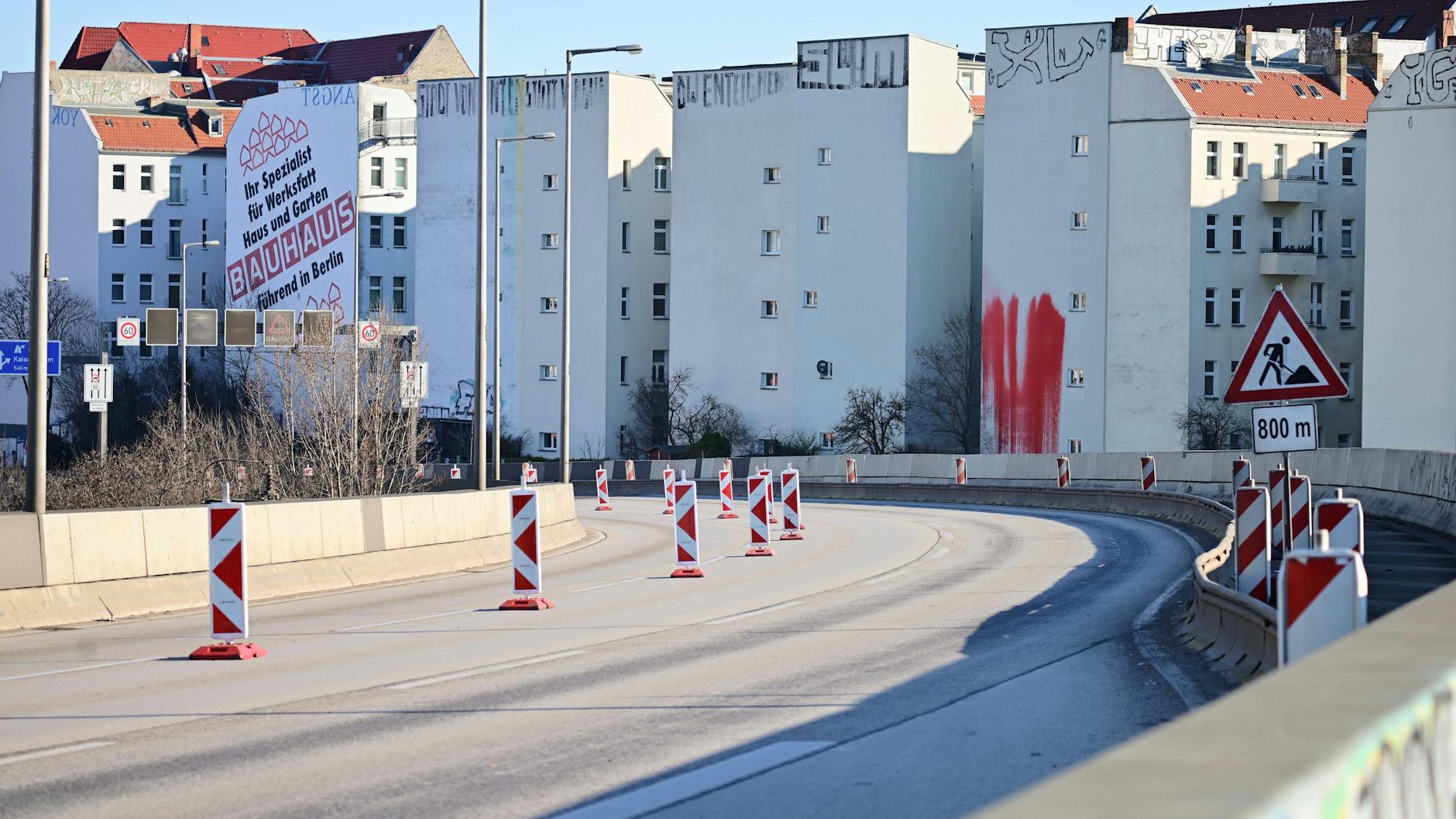 Keiner Autos mehr: Die gesperrte Brücke der Stadtautobahn A100. Die Ringbahnbrücke der A100 im Westen Berlins ist seit Mittwochabend aus Sicherheitsgründen in nördlicher Richtung voll gesperrt.