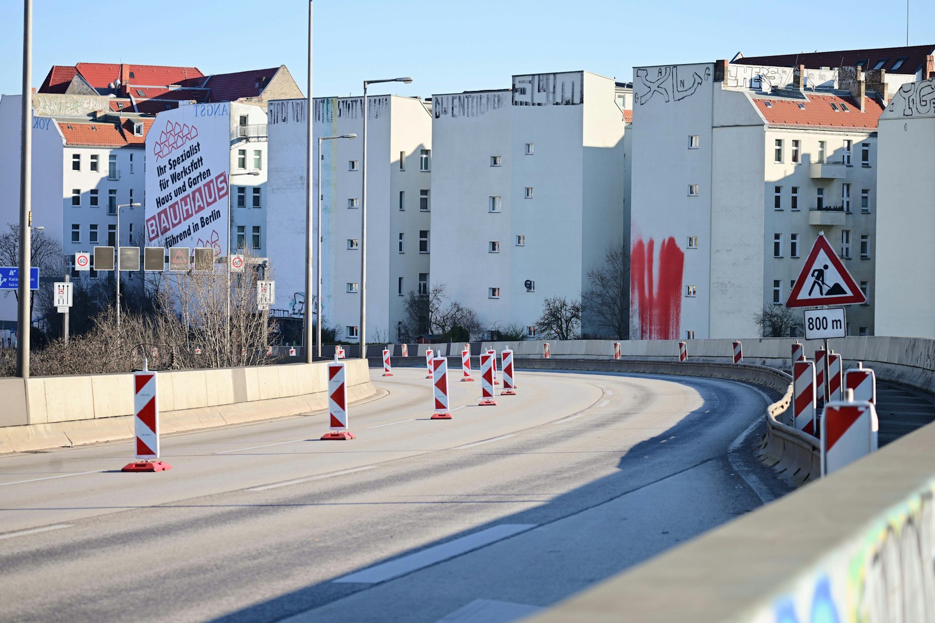 Keine Autos mehr: Die gesperrte Brücke der Stadtautobahn A100. Jetzt ist auch die S-Bahn unter der Brücke unterbrochen!