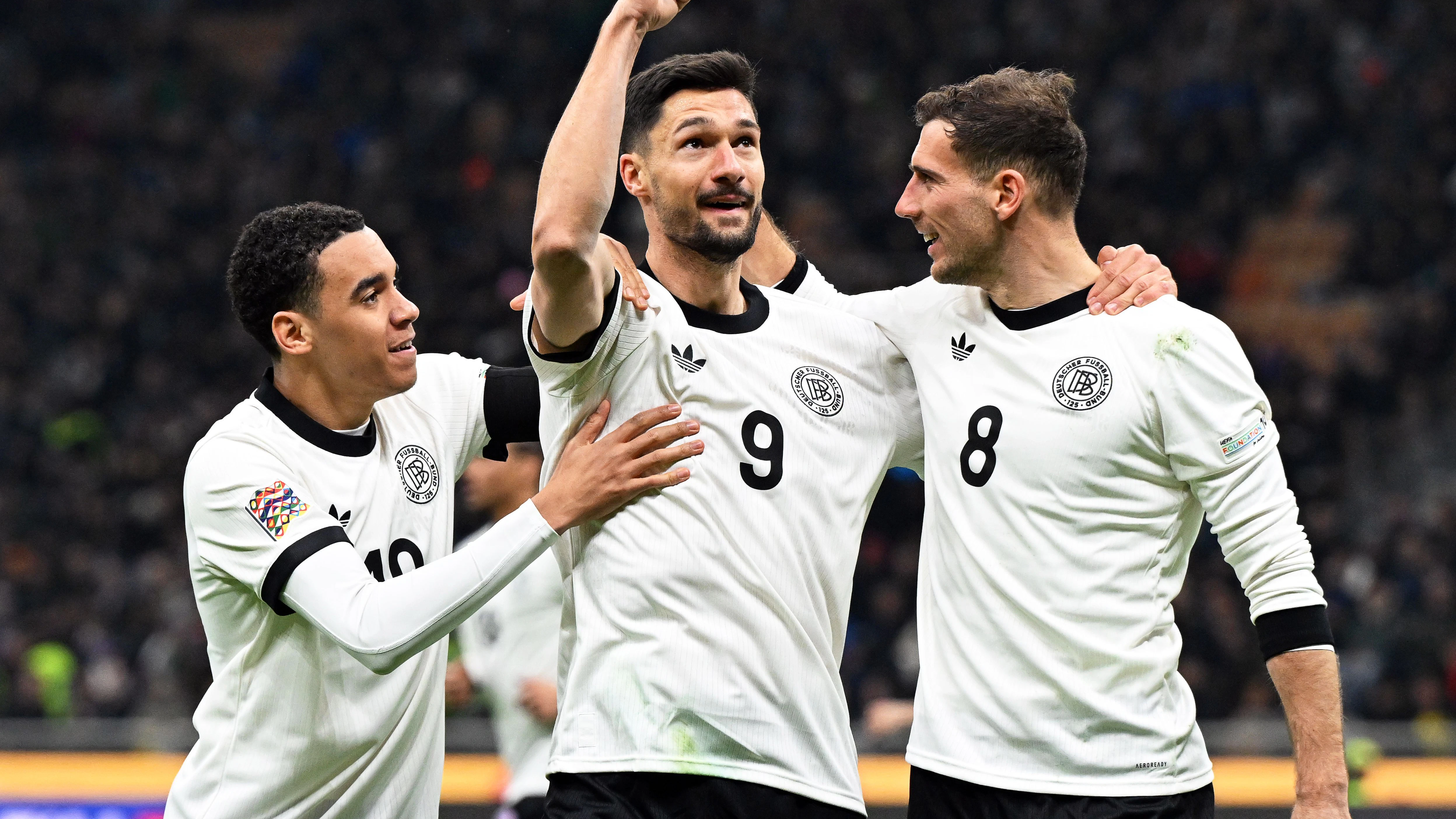 Tim Kleindienst jubelt mit den Teamkollegen Jamal Musiala und Leon Goretzka über seinen Treffer zum 1:1.