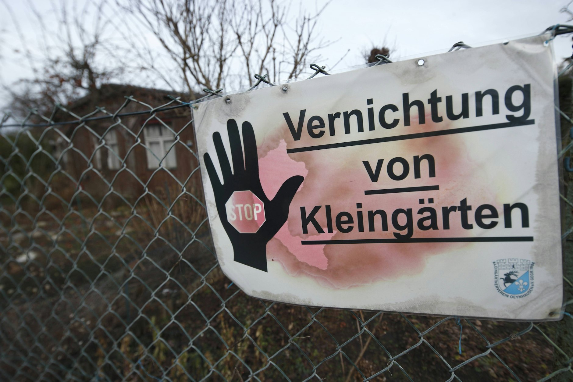 „Stopp, Vernichtung von Kleingärten“:&nbsp; Dieses Schild hing 2016 an einem Garten der Laubenkolonie Oeynhausen in Berlin-Wilmersdorf, in der damals 159 Kleingärten für über 900 Neubauwohnungen platt gemacht wurden.