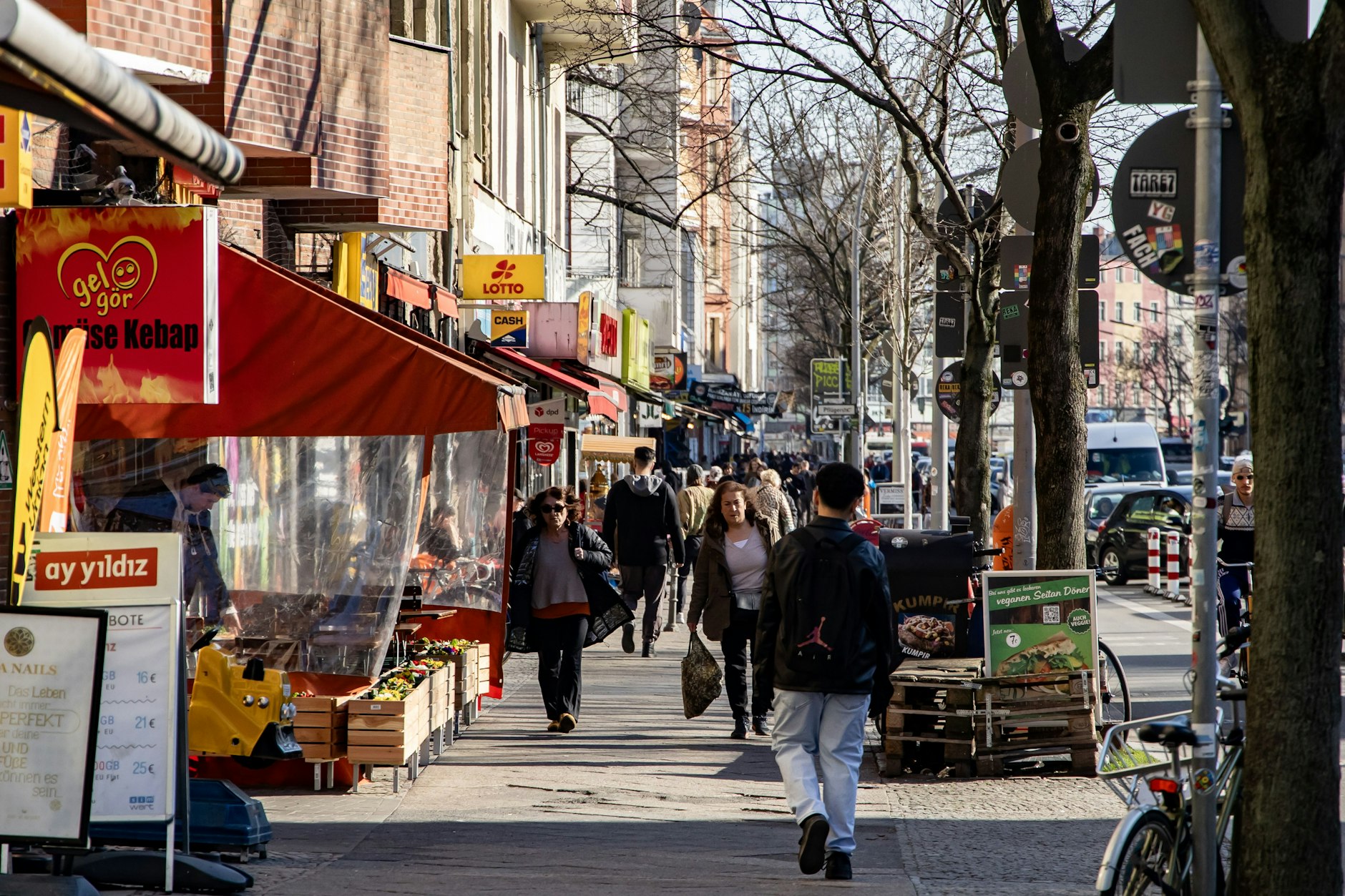 Der Kottbusser Damm in Neukölln: Hier leben viele Türken, beim Thema Erdogan sind sie gespalten.