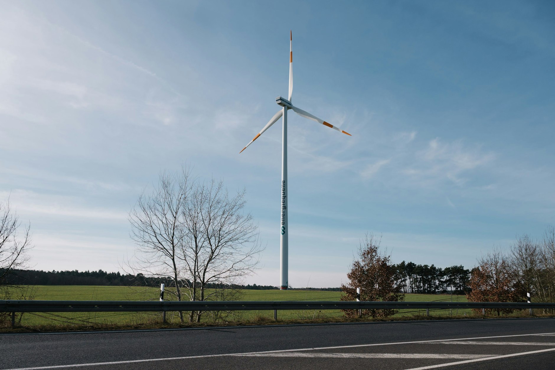 Südlich von Berlin sollen 74 Anlagen aufgestellt werden. Was ist wichtiger: Millionengewinne für Verpächter oder eine unangetastete Natur?