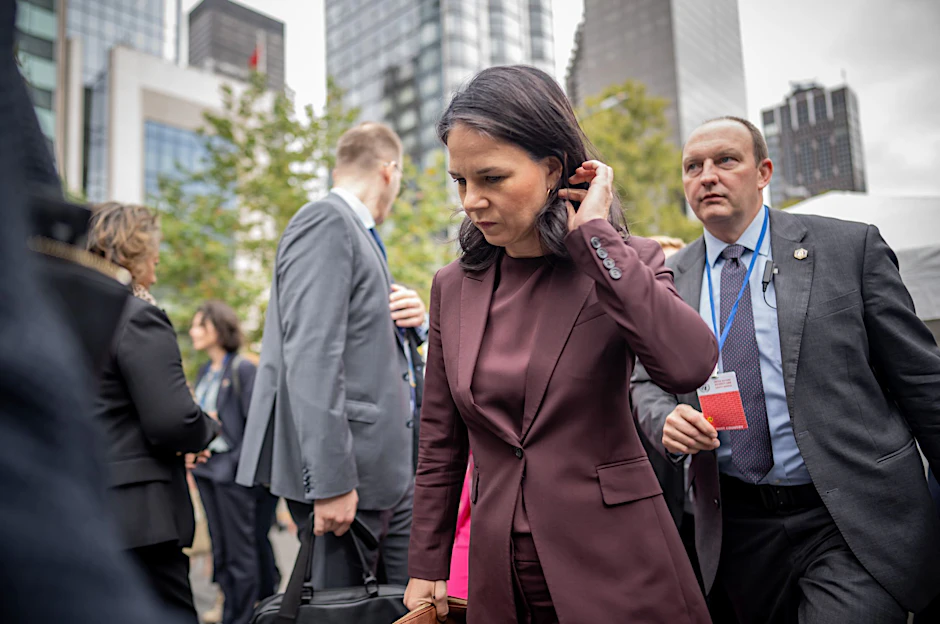 Ihr neuer Arbeitsplatz: Annalena Baerbock 2024 in Begleitung von Bodyguards bei der UN in New York