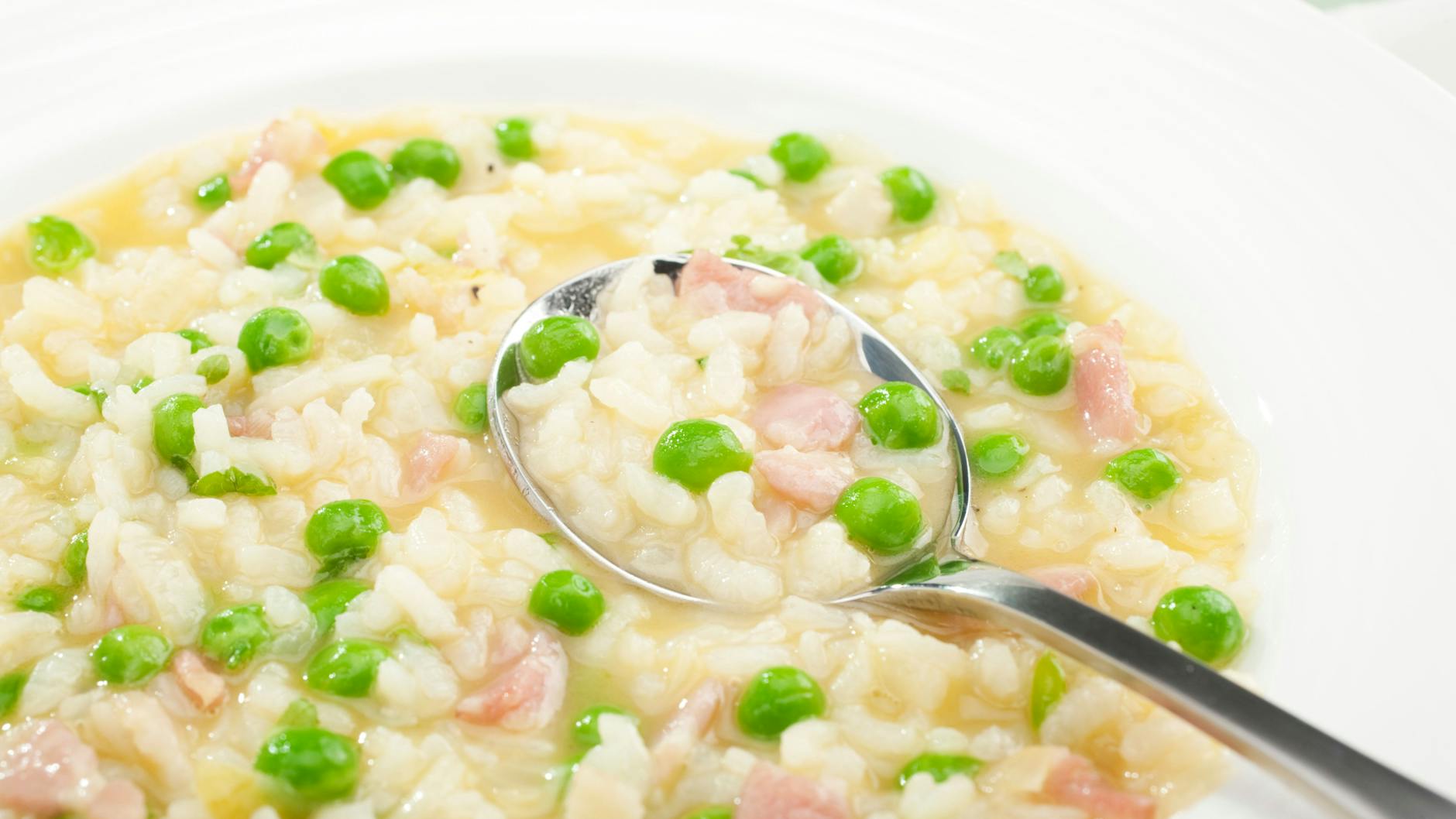 Wer möchte, dass das Risibisi von der Konsistenz her eher an einen Eintopf erinnert, verwendet etwas mehr Wasser. Lecker wird es dank Rezept aus der DDR auch so.