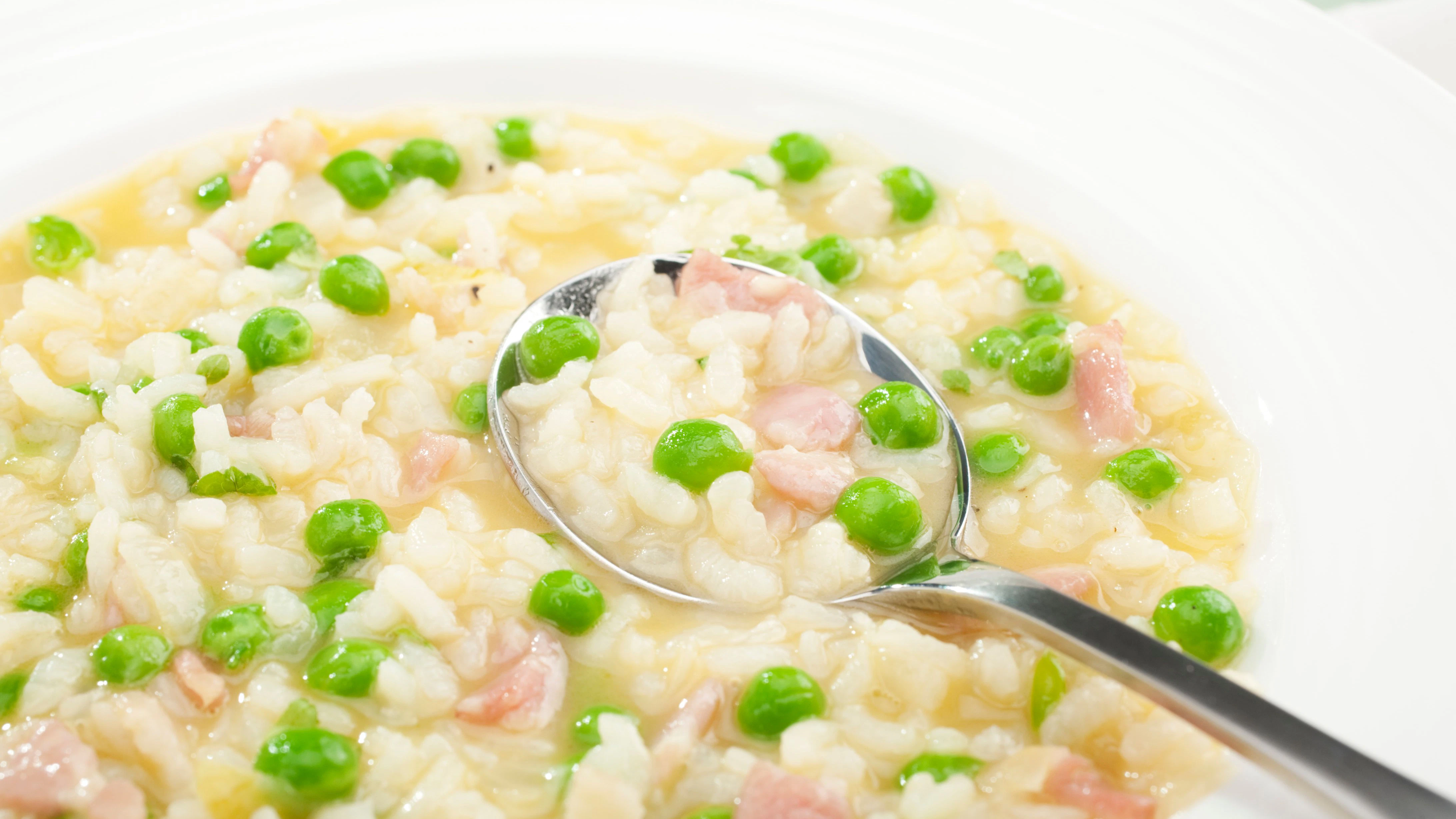 Wer möchte, dass das Risibisi von der Konsistenz her eher an einen Eintopf erinnert, verwendet etwas mehr Wasser. Lecker wird es dank Rezept aus der DDR auch so.