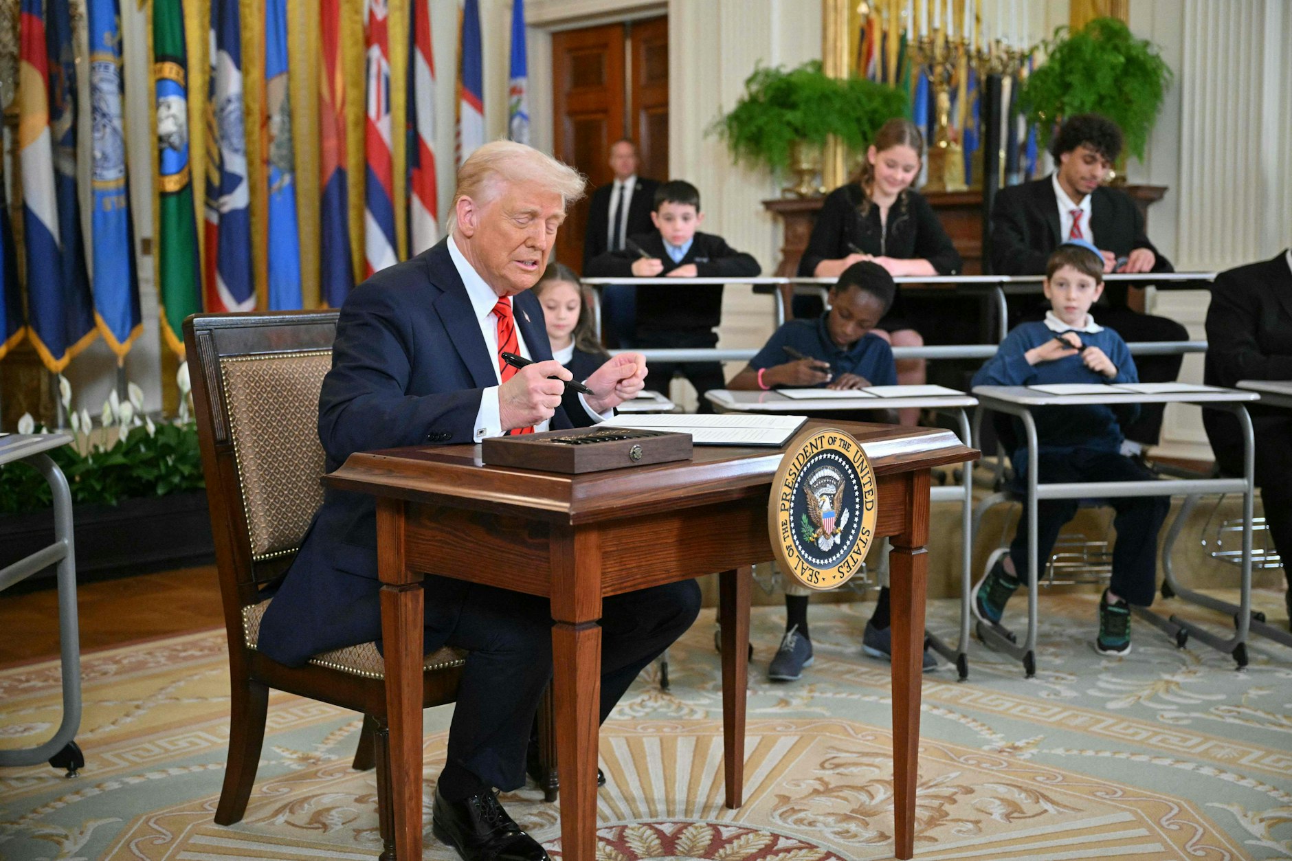 US-Präsident Donald Trump unterzeichnet im East Room des Weißen Hauses in Washington eine Durchführungsverordnung zur Schließung des Bildungsministeriums.
