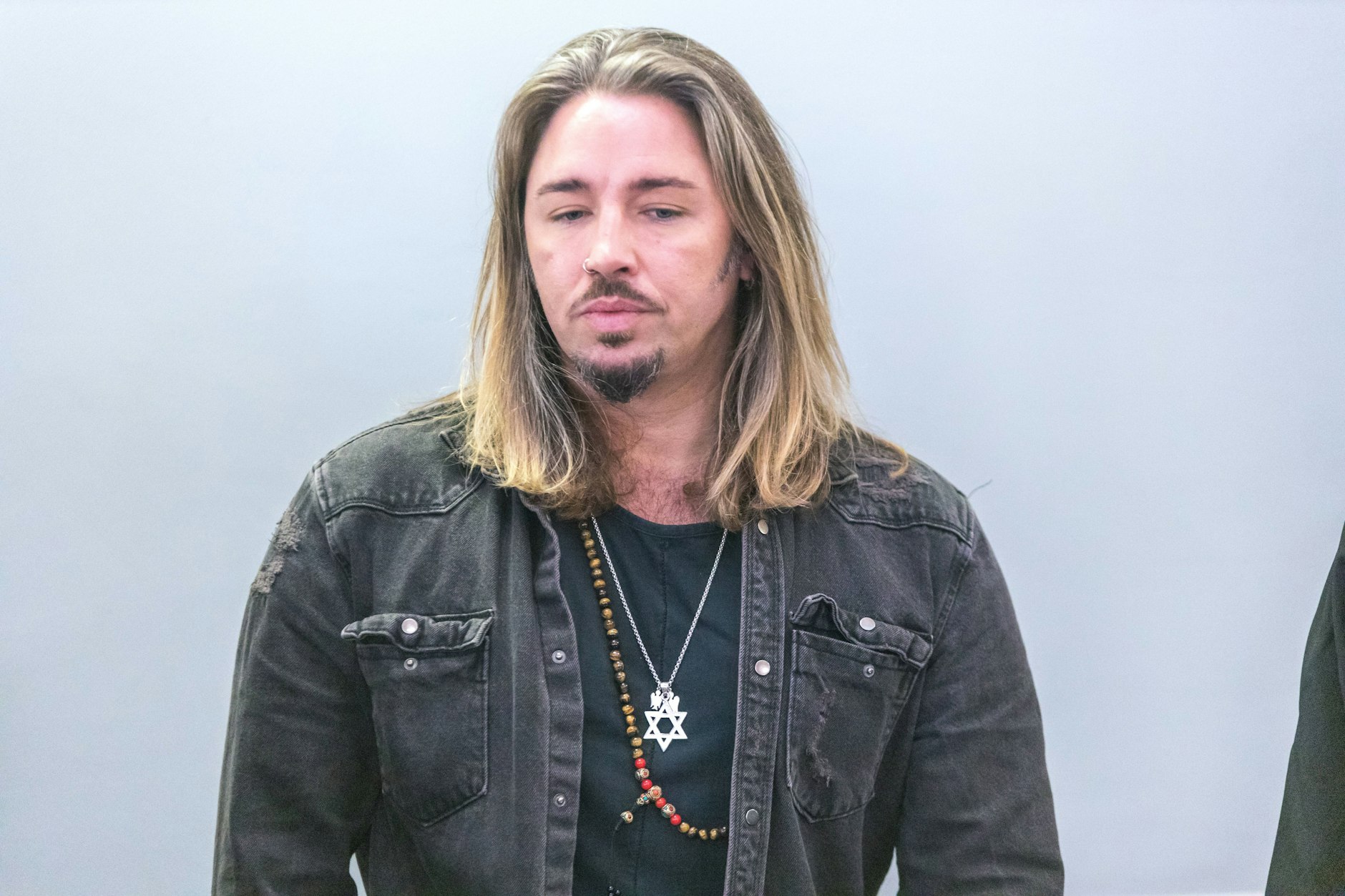 Gil Ofarim beim Prozess im Gericht.