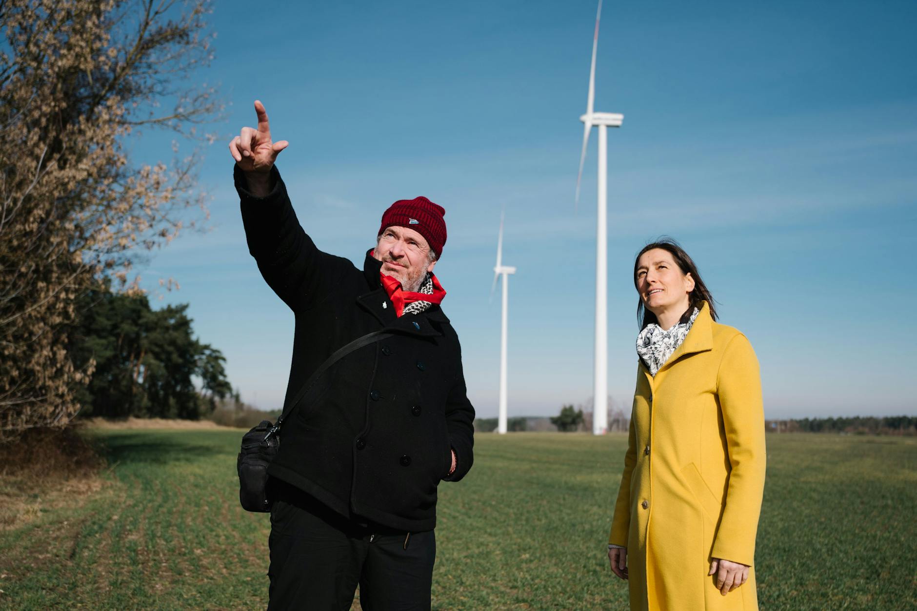 Verein im Kampf: Matthias Rackwitz vom Nabu und Manuela Marschetzky unter einigen Windrädern an der Autobahn A13.