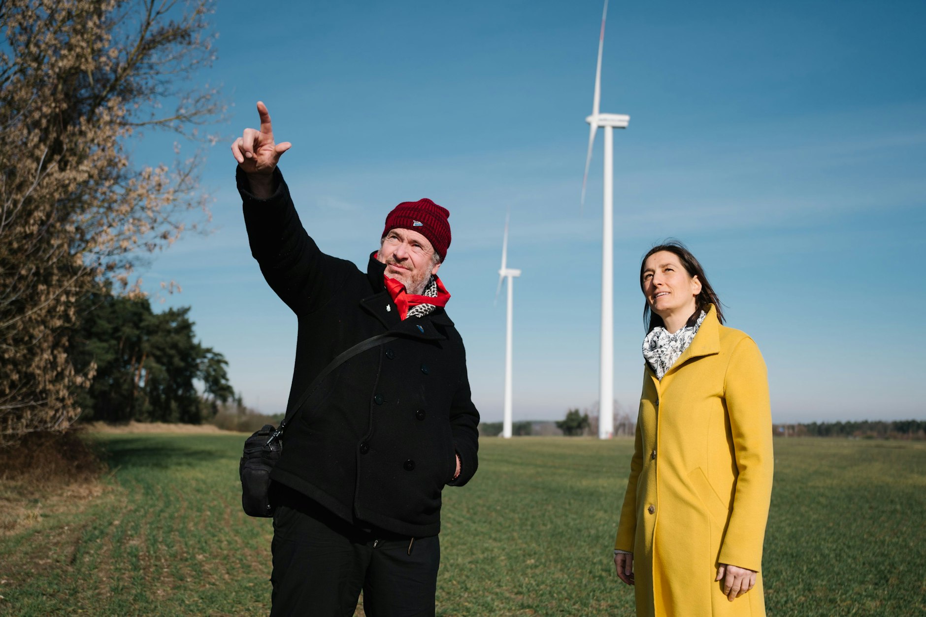 Verein im Kampf: Matthias Rackwitz vom Nabu und Manuela Marschetzky unter einigen Windrädern an der Autobahn A13.