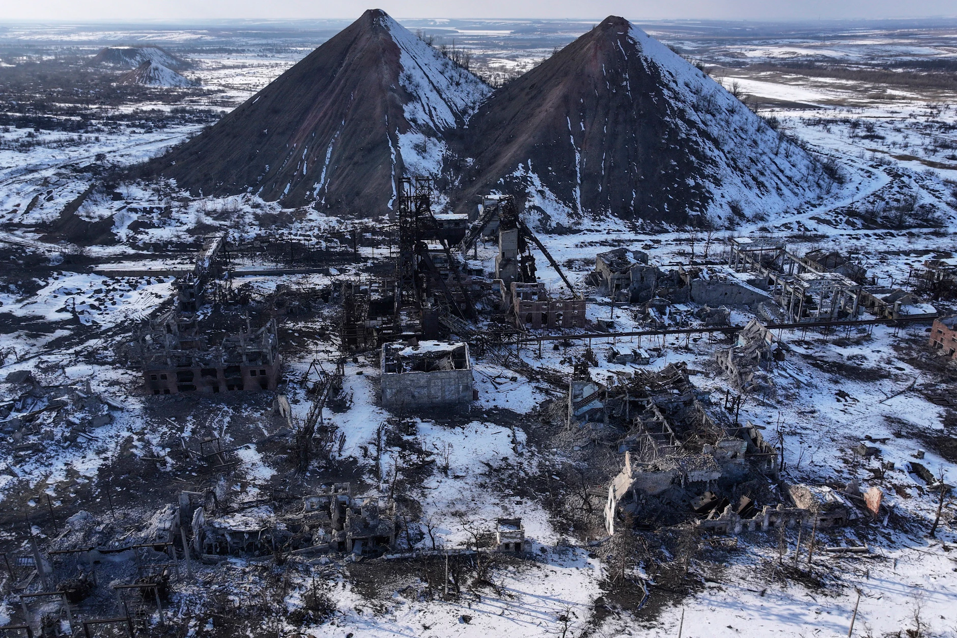 Auf diesem vom Pressedienst der 93. Mechanisierten Brigade der Ukraine zur Verfügung gestellten Foto sind beschädigte Kohlebergwerke in der teilweise besetzten Stadt Toretsk zu sehen, die Schauplatz schwerer Kämpfe mit den russischen Truppen in der Region Donezk, Ukraine, war.