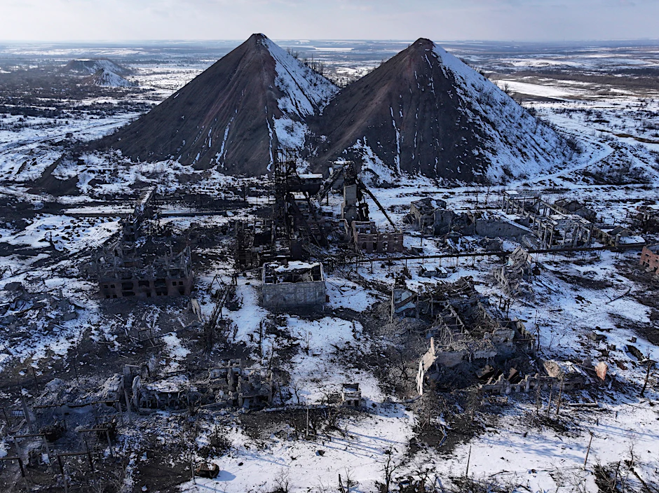 Auf diesem vom Pressedienst der 93. Mechanisierten Brigade der Ukraine zur Verfügung gestellten Foto sind beschädigte Kohlebergwerke in der teilweise besetzten Stadt Toretsk zu sehen, die Schauplatz schwerer Kämpfe mit den russischen Truppen in der Region Donezk, Ukraine, war.