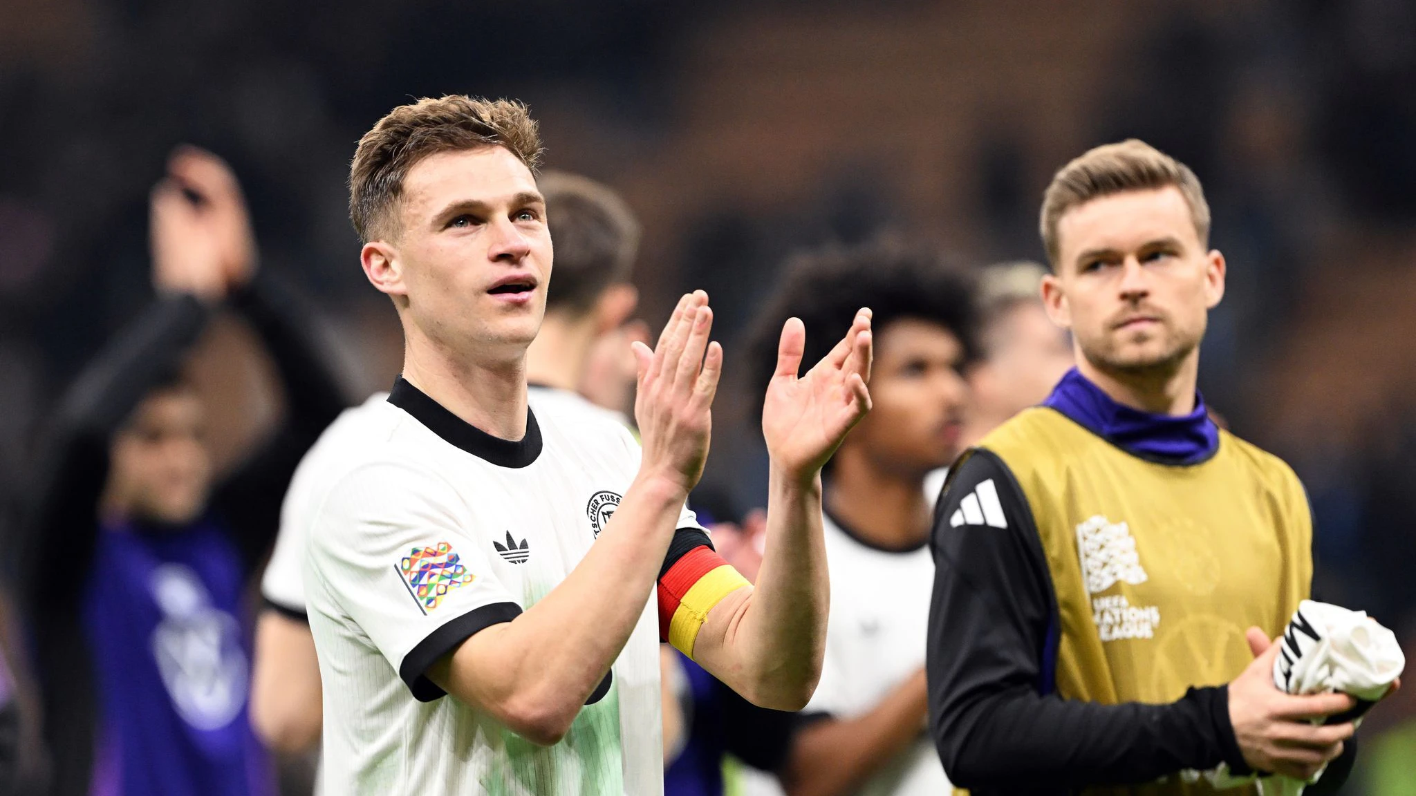 Deutschlands Spieler um Joshua Kimmich applaudieren nach dem Sieg den mitgereisten Fans. 