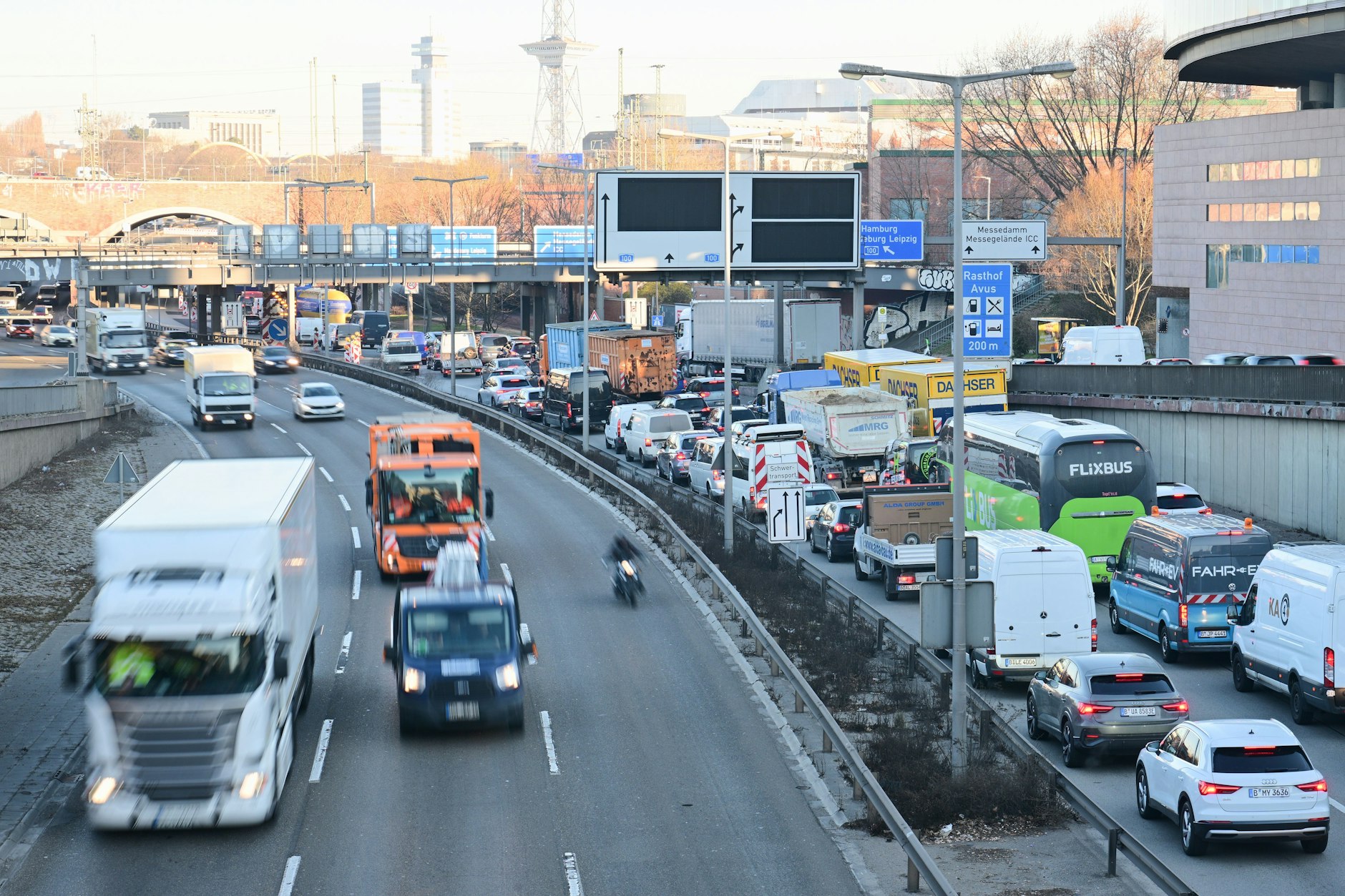 Autos stehen auf der A100 in Richtung der gesperrten Brücke an der Messe im Stau. Die Ringbahnbrücke der A100 im Westen Berlins ist seit Mittwochabend aus Sicherheitsgründen in nördlicher Richtung voll gesperrt. 