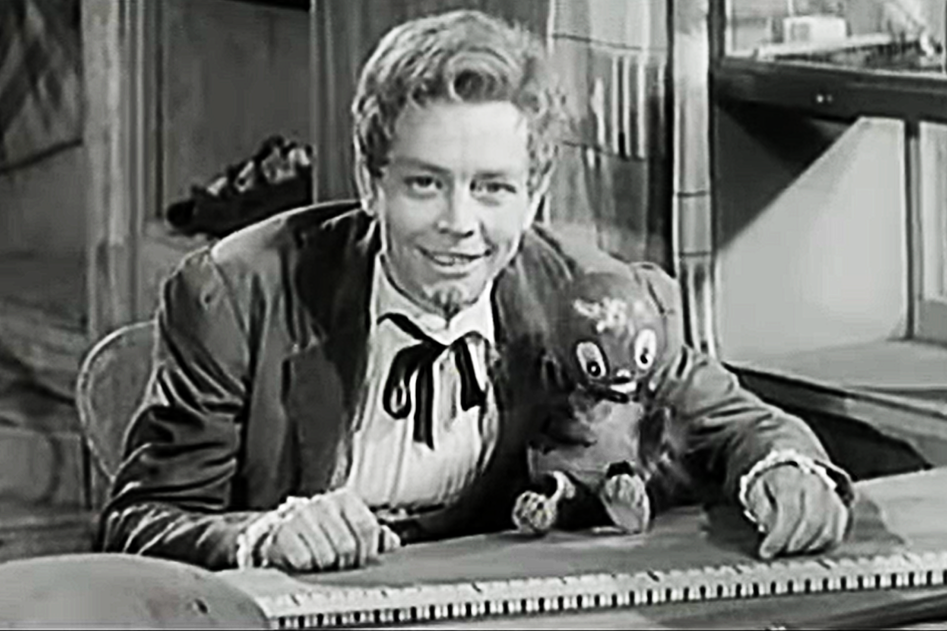 Meister Nadelöhr war anfänglich Samstag, später Sonntag im Fernsehen der DDR zu sehen. Hier trat Pittiplatsch in seiner Sendung auf.