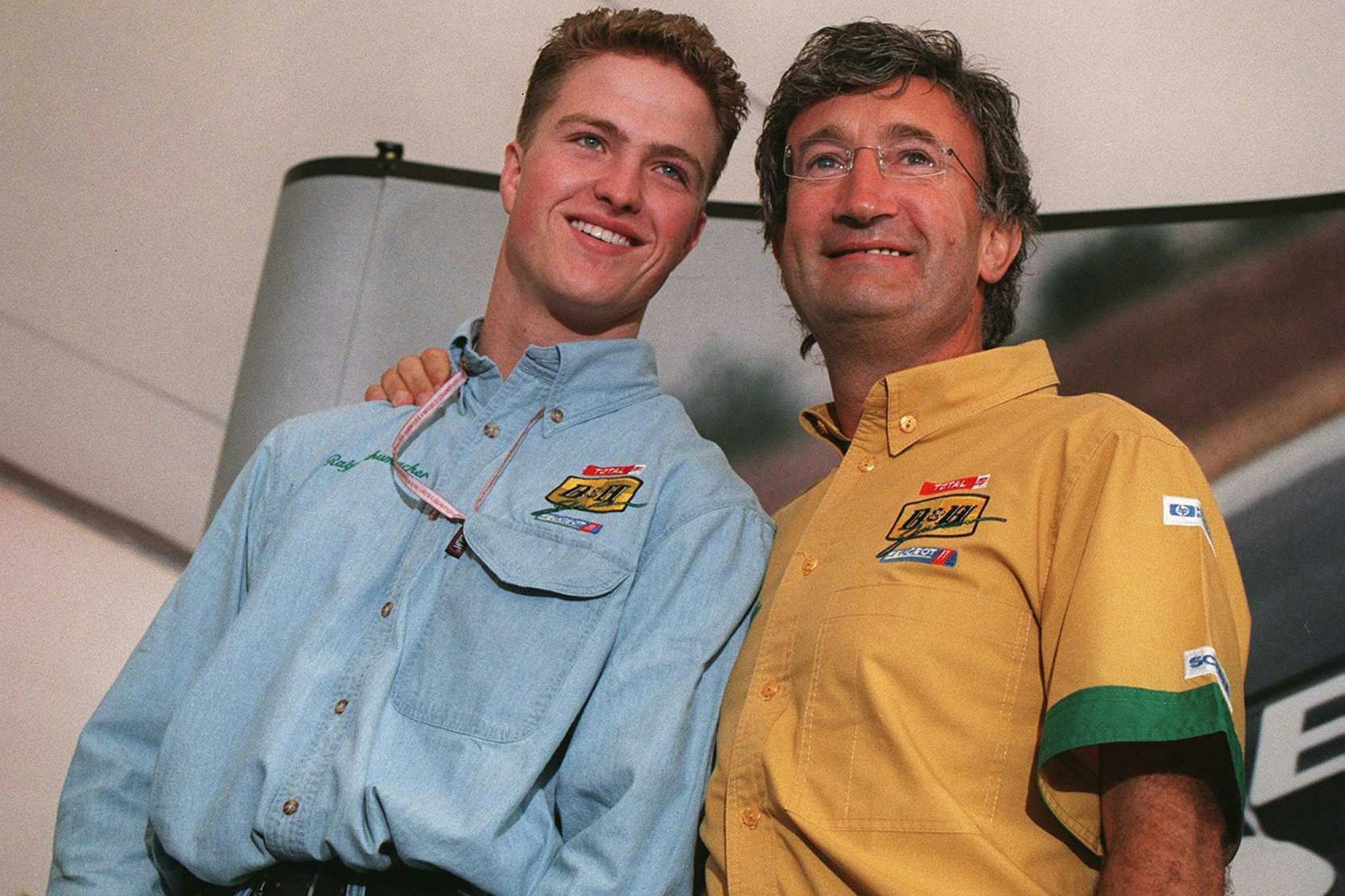 Der irische Rennfahrer und Formel-1-Teambesitzer Eddie Jordan (re.) und Rennfahrer Ralf Schumacher auf einem Archivbild aus dem Jahr 1996.