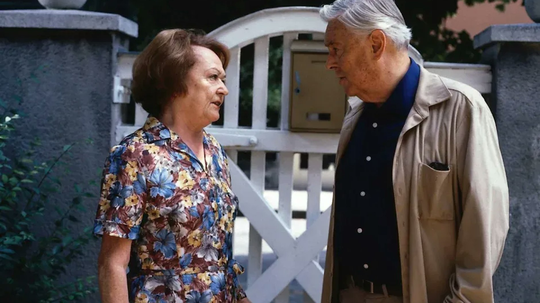 Onkel Rudolf (Hans Holt) mit seiner Haushälterin Josefa (Helly Servi).