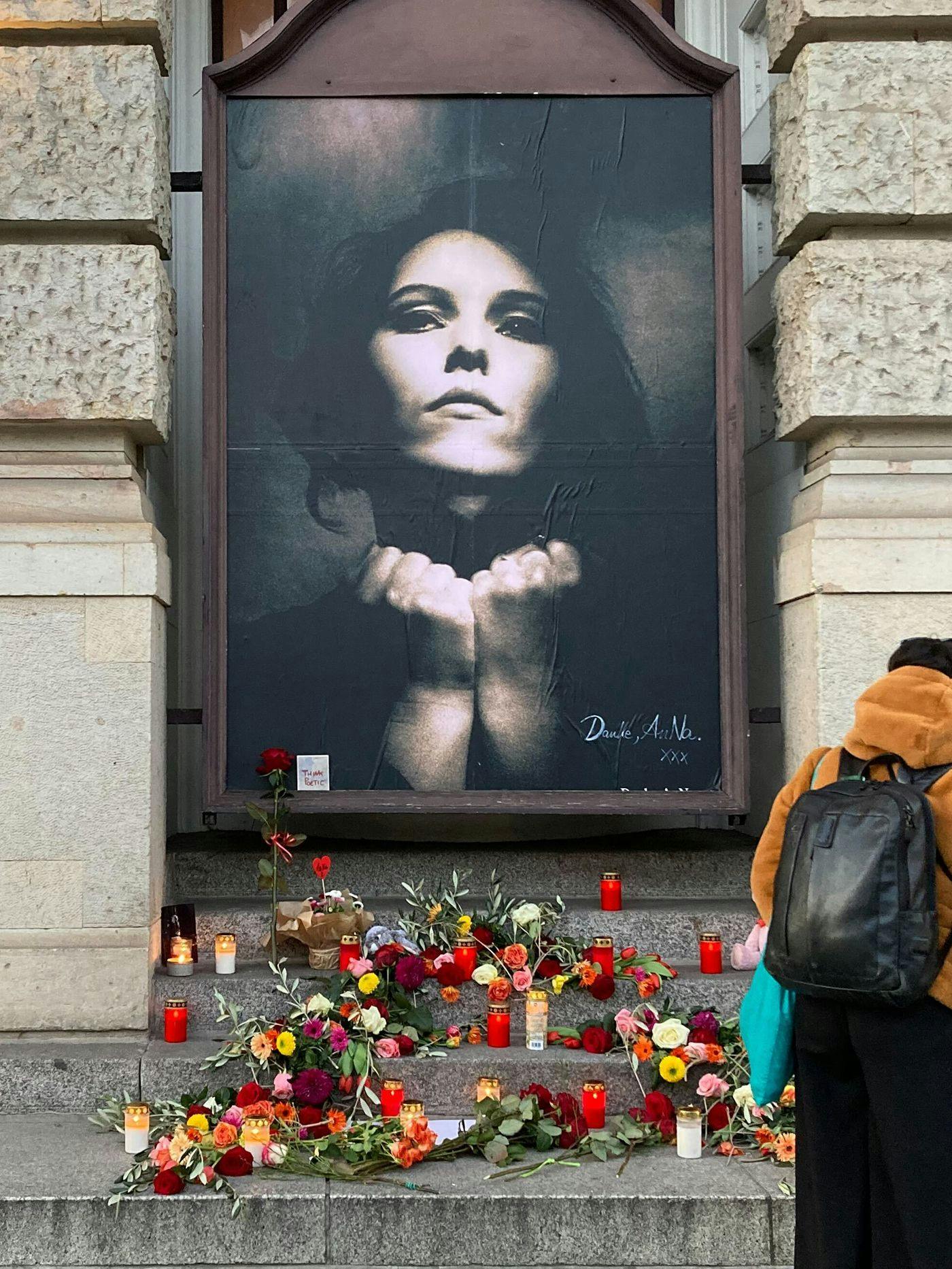 Vor dem Theater des Westens wurde ein Gedenkort für AnNa R. eingerichtet - Fans legten hier Blumen nieder und zündeten Kerzen an.