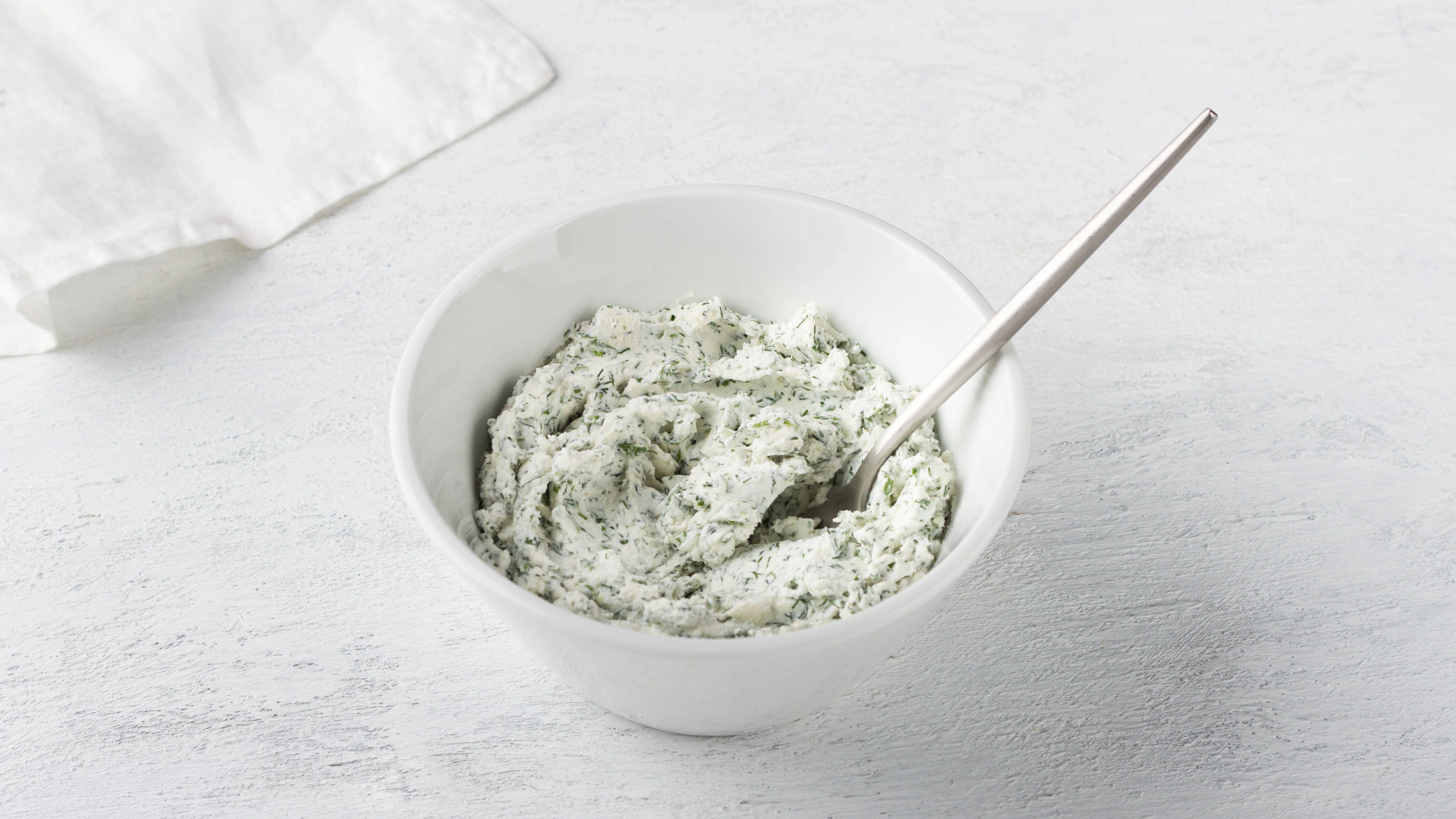 Als schnelles Abendbrot ist der Hüttenkäse-Dip mit Gemüse perfekt.