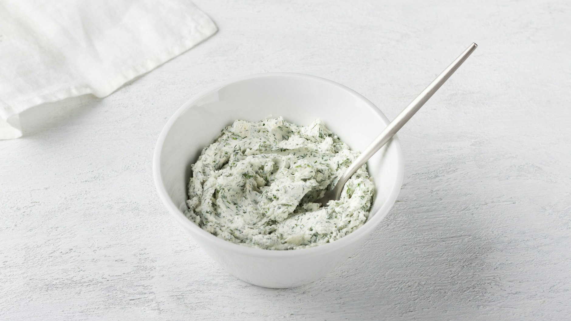 Als schnelles Abendbrot ist der Hüttenkäse-Dip mit Gemüse perfekt.
