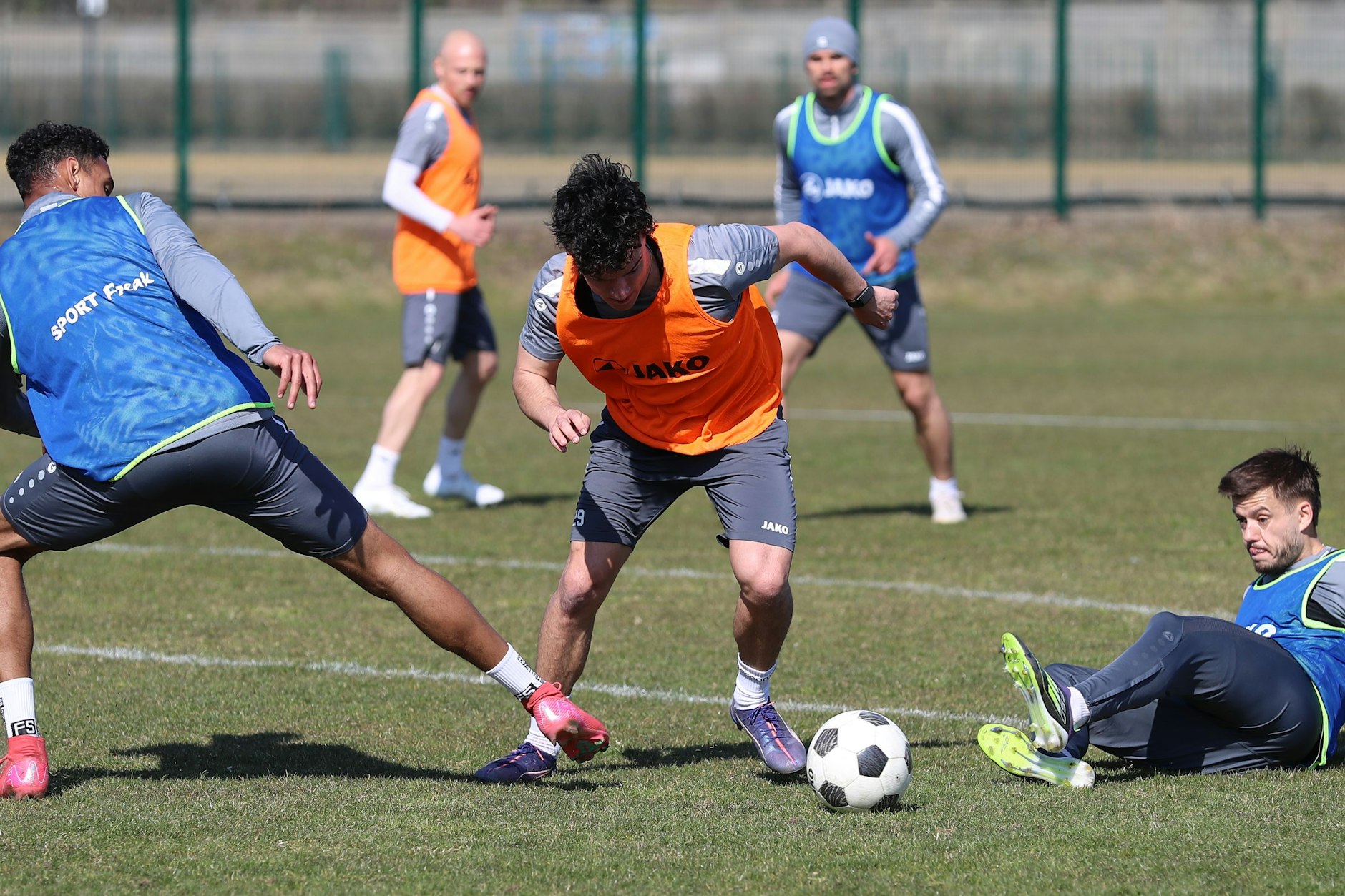 Auf dem Trainingsplatz wirbelt Henry-Jon Crosthwaite schon wieder mit, vielleicht meldet er sich gegen Croatia auch in einem Pflichtspiel zurück.