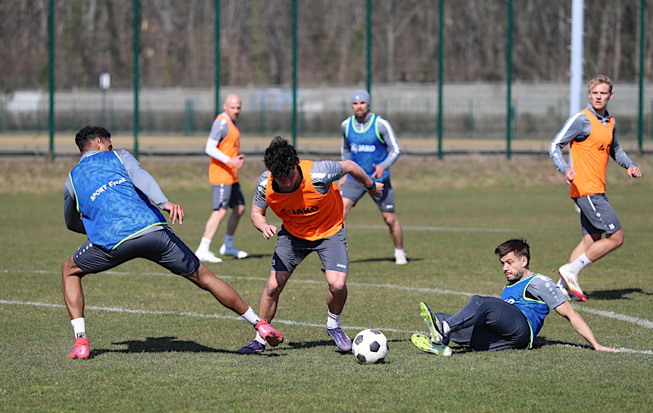 Auf dem Trainingsplatz wirbelt Henry-Jon Crosthwaite schon wieder mit, vielleicht meldet er sich gegen Croatia auch in einem Pflichtspiel zurück.