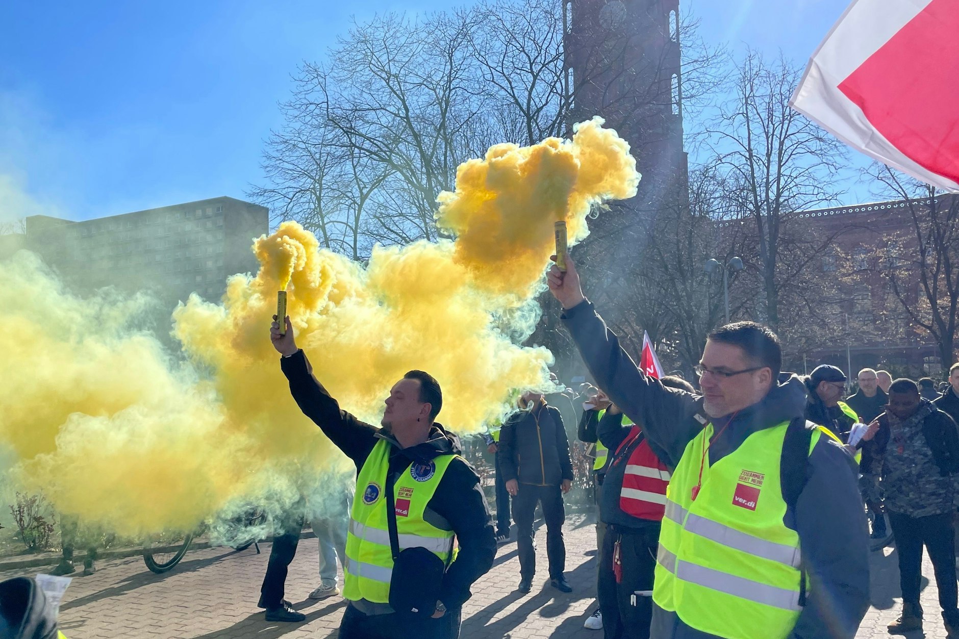 Am Donnerstag demonstrieren Beschäftigte der Berliner Verkehrsbetriebe (BVG) vor dem Roten Rathaus in Berlin. Der vierte Warnstreik im laufenden Konflikt fand am 19. und 20. März statt.