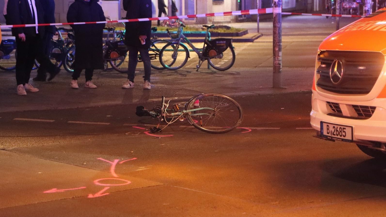 Nach dem Unfall mit einem Taxi kam die Radfahrerin in Notarzt-Begleitung in eine Klinik.
