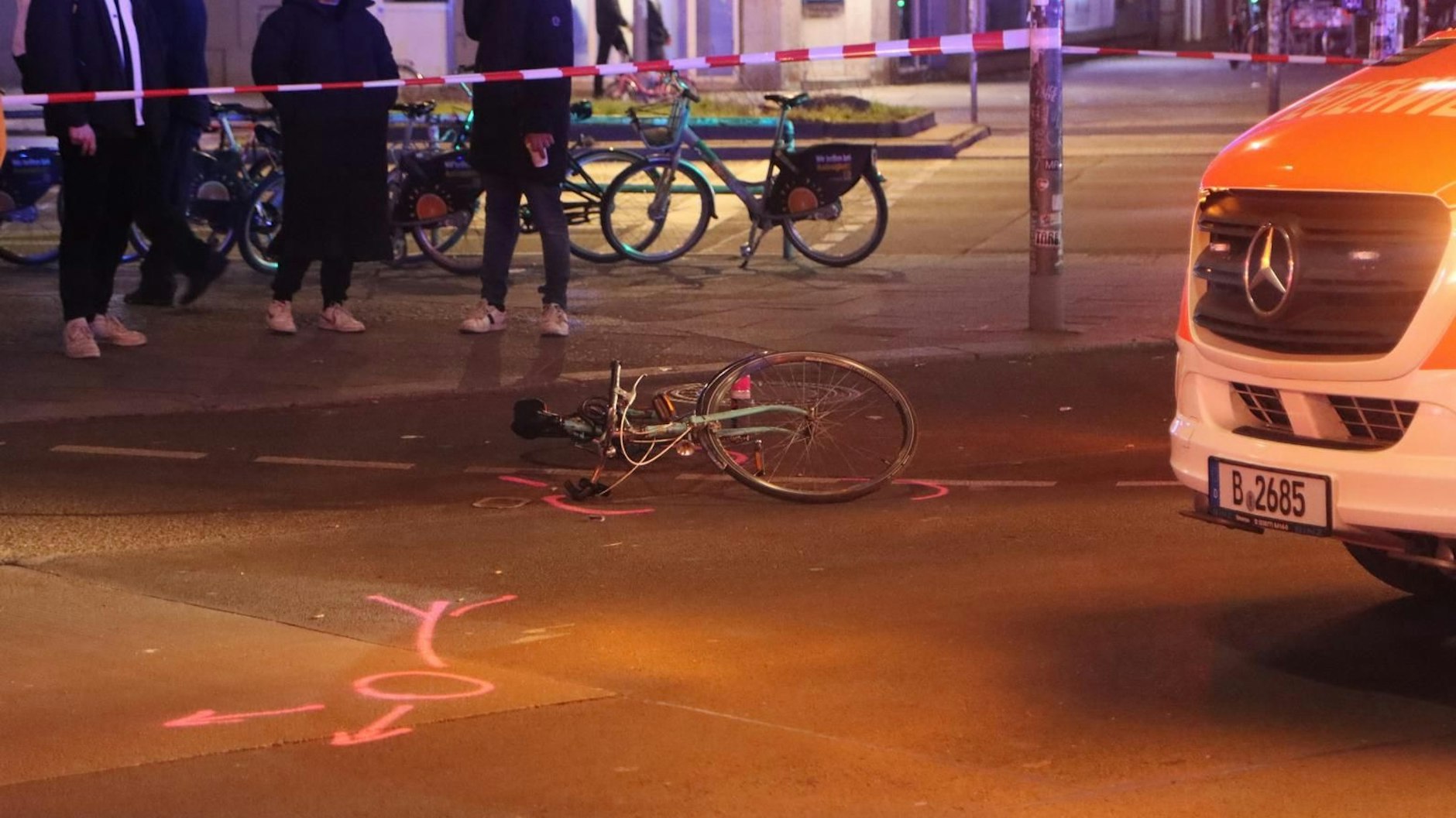 Nach dem Unfall mit einem Taxi kam die Radfahrerin in Notarzt-Begleitung in eine Klinik. 