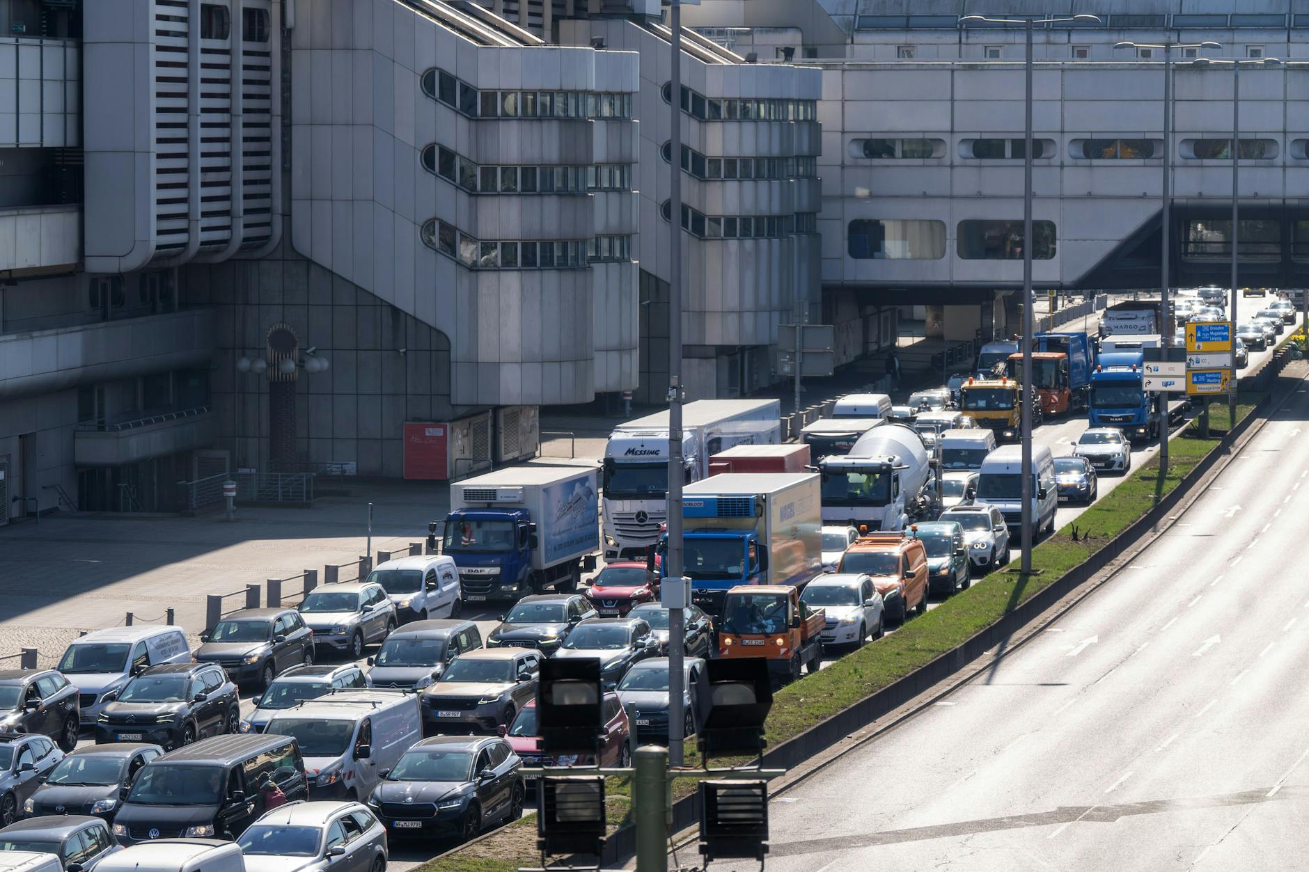 Blick auf Messedamm in Charlottenburg: Die Fahrbahn auf der A100 nach Norden ist gesperrt – auf unabsehbare Zeit. Zwei Brücken müssen abgebrochen und neu errichtet werden.